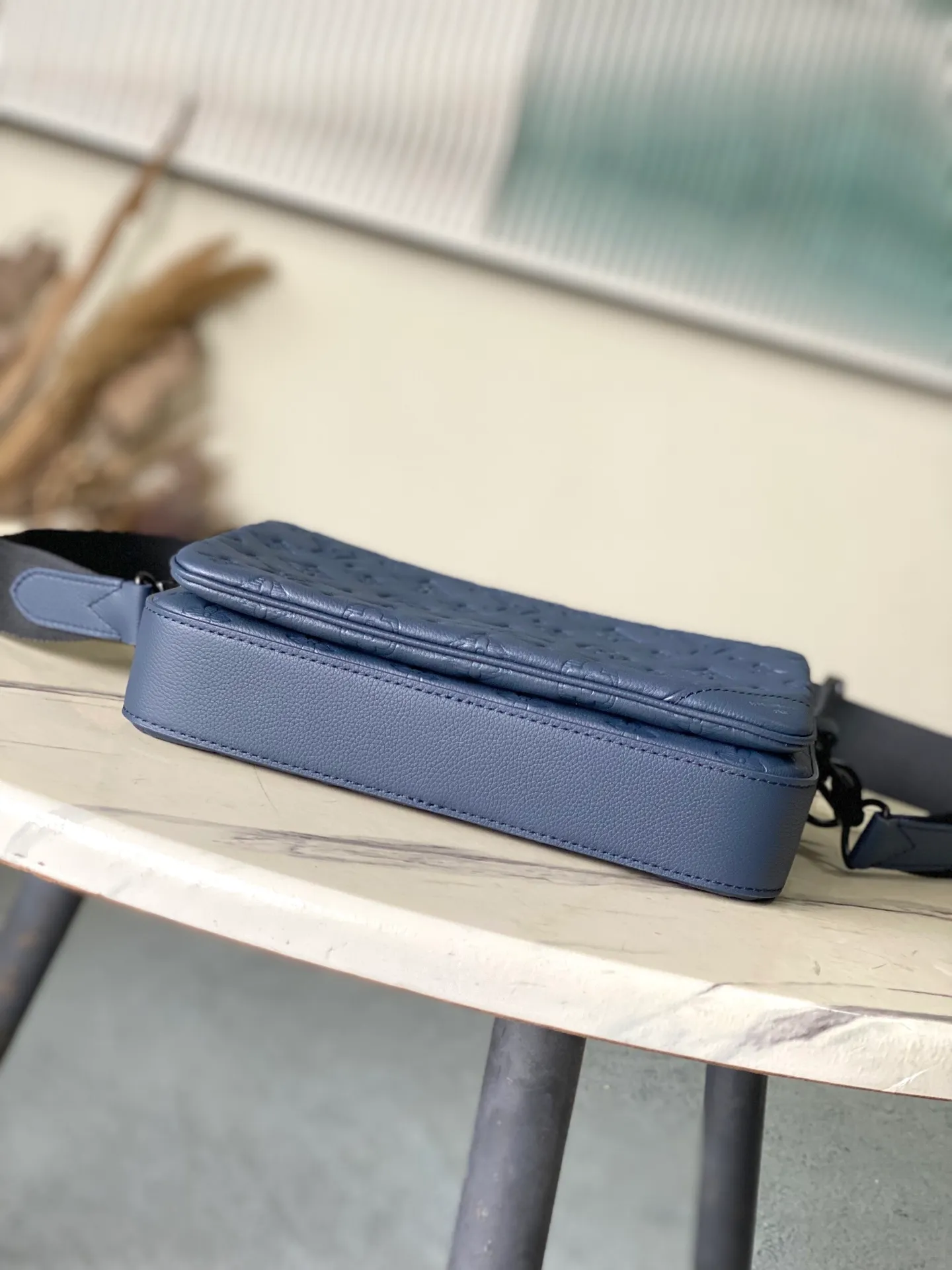 💰1060 (top layer leather) top quality original M14785 This Trio messenger bag is made of soft Monogram Shadow embossed cow leather, and is dipped in vibrant colors with the modern Monogram embossed pattern. The form-fitting construction incorporates main pockets and a detachable zipped front pocket, and the shoulder strap features a detachable coin purse. Dimensions: 25 × 18.5 × 7 cm