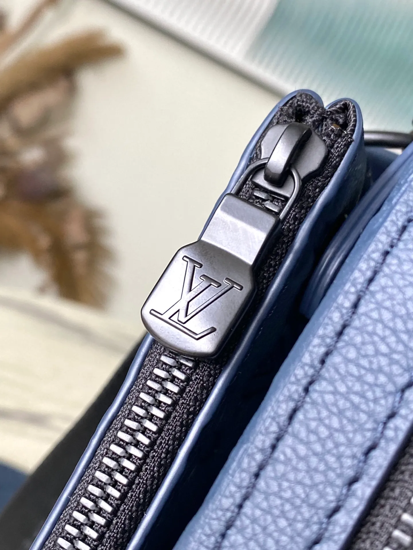 💰1060 (top layer leather) top quality original M14785 This Trio messenger bag is made of soft Monogram Shadow embossed cow leather, and is dipped in vibrant colors with the modern Monogram embossed pattern. The form-fitting construction incorporates main pockets and a detachable zipped front pocket, and the shoulder strap features a detachable coin purse. Dimensions: 25 × 18.5 × 7 cm