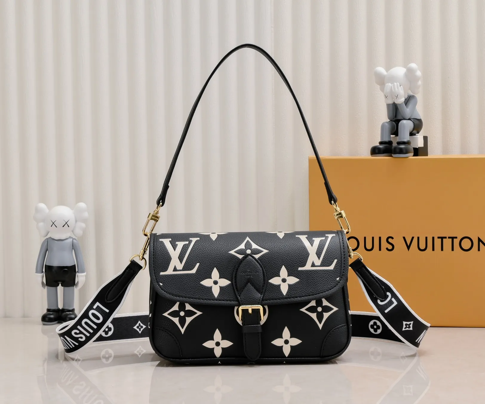 ¥340💰 Exclusive real shot-upgraded version ‼ ️M46386 black M46388 white M45985 full leather baguette series new Diane handbag Diane satchel is made of Monogram Empreinte, made of the brand's iconic embossed leather. This versatile bag comes with a removable leather shoulder strap that can be worn over the shoulder or by hand, as well as a roomy removable jacquard crossbody bag with 'Louis Vuitton' printed strap. This versatile bag can be styled in chic or sporty fashion to match the overall style or mood. Dimensions: 25.0×9.0×15.0 cm.