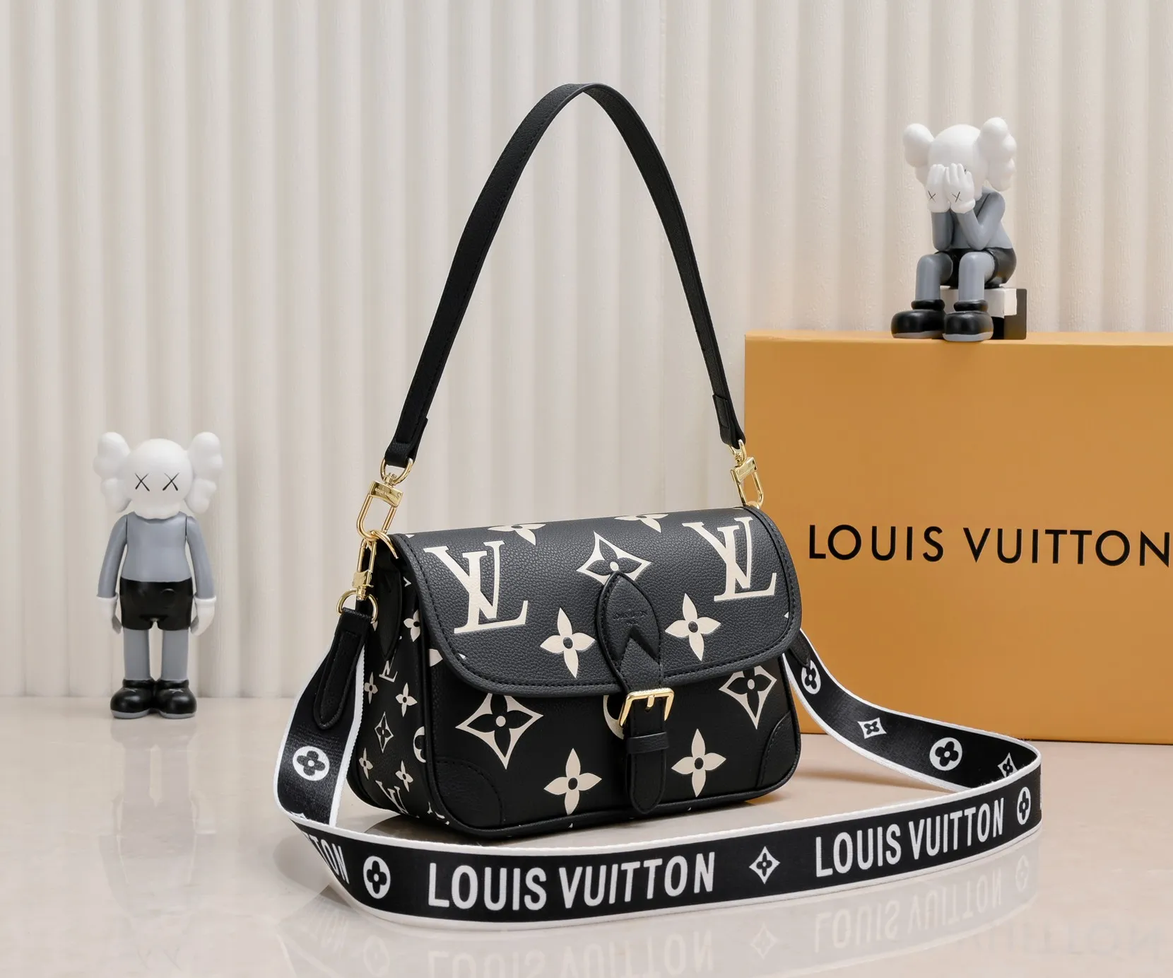 ¥340💰 Exclusive real shot-upgraded version ‼ ️M46386 black M46388 white M45985 full leather baguette series new Diane handbag Diane satchel is made of Monogram Empreinte, made of the brand's iconic embossed leather. This versatile bag comes with a removable leather shoulder strap that can be worn over the shoulder or by hand, as well as a roomy removable jacquard crossbody bag with 'Louis Vuitton' printed strap. This versatile bag can be styled in chic or sporty fashion to match the overall style or mood. Dimensions: 25.0×9.0×15.0 cm.