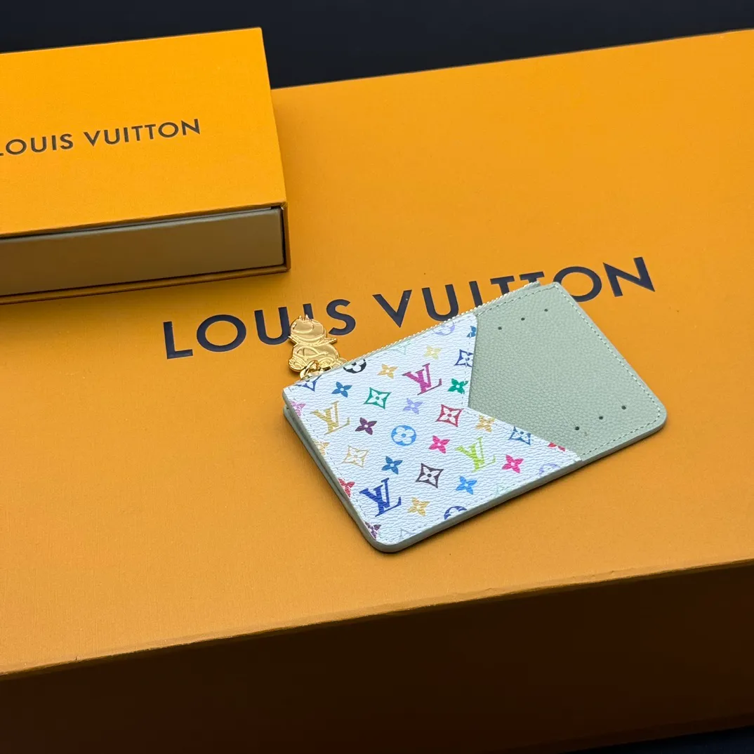 💰140 💎Top Original #Green 🇫🇷 This Romy card holder is from the Louis Vuitton x Takashi Murakami cross-border collaboration series. It renders fresh colors for Monogram Empreinte leather, subtly paying tribute to the rainbow tones painted by Japanese artists. Colorful Monogram coated canvas accents the patch pockets, and the panda-shaped zipper pull of the zippered coin bag adds new season interest. Model: M13800 Dimensions: 8 x 0.8 x 12 cm (H x W x Length)