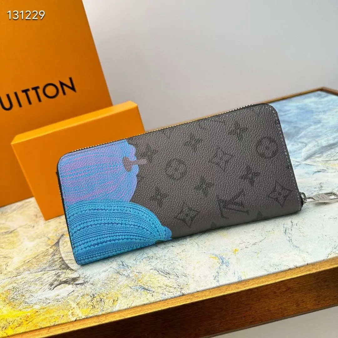 p130💰 M63095 This LV x YK straight zipper wallet is derived from the Louis Vuitton x Yayoi Kusama joint series, showing the brand's passion for the art world. Yayoi Kusama has had a special liking for pumpkins since she was a child. She was deeply attracted by their warmth and cute shapes, which inspired her creation. The classic wallet style is printed with a checkered pumpkin print pattern, adding bright and colorful geometric embellishments to the Monogram Eclipse Reverse canvas, creating a fun, unique and practical daily accessory. 10 cm