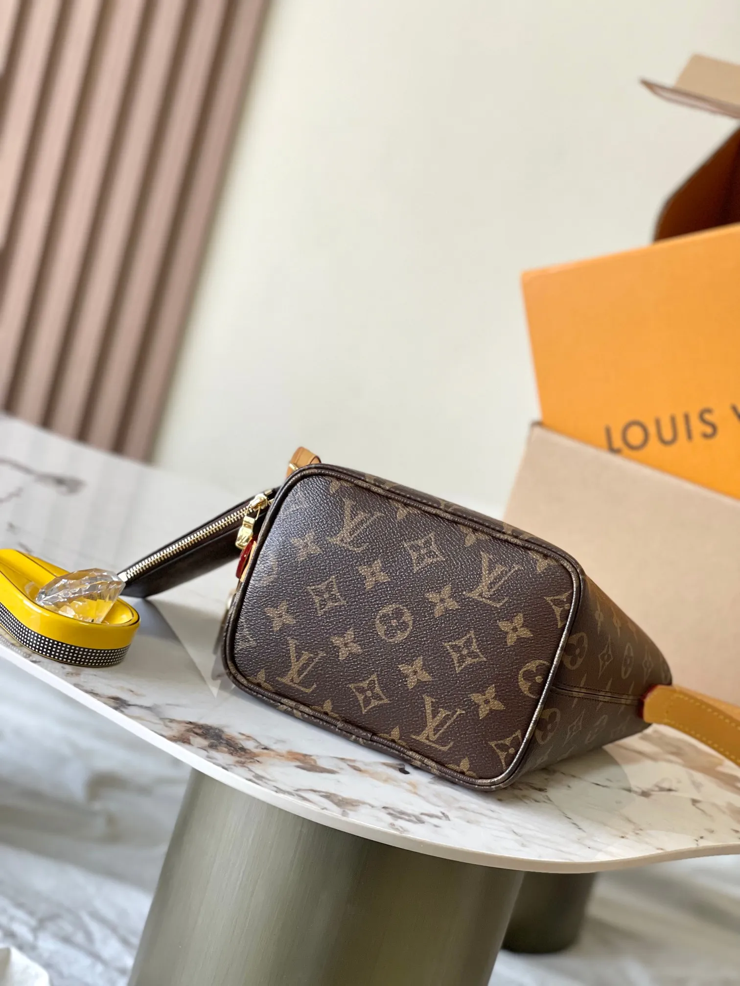 p1660 [Special grade MB chip version original leather] This All InBB handbag Model: M12925 Presbyopia 163c01 chip version Material: A-grade all-steel hardware, imported original fabric Packaging: Full set of original duty-free MB packaging Dimensions: 16 x 13.8 x 12 cm