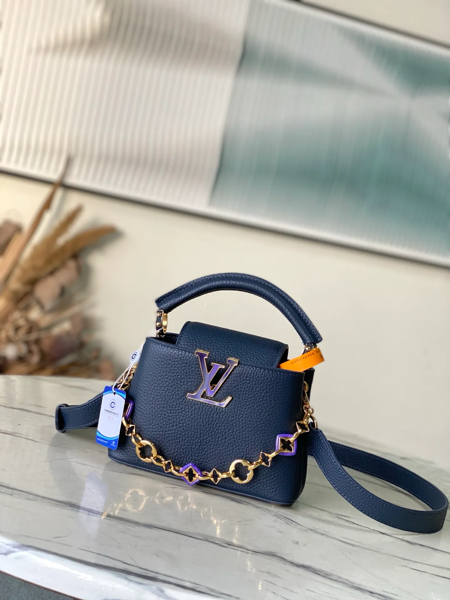 💰2120 "Special Original Leather" M14971 Mini This Capucines mini handbag is from the Harmony series, using a decorative chain to explore the inspiration of the Monogram flower. Taurillon cow leather creates an elegant structure, colorful resin outlines the V letter, and the flip cover provides two styles: external or internal. The neat interior is equipped with multiple pockets, and the detachable and adjustable shoulder strap makes it easy to wear cross-body. Dimensions: 21 × 14 × 8 cm