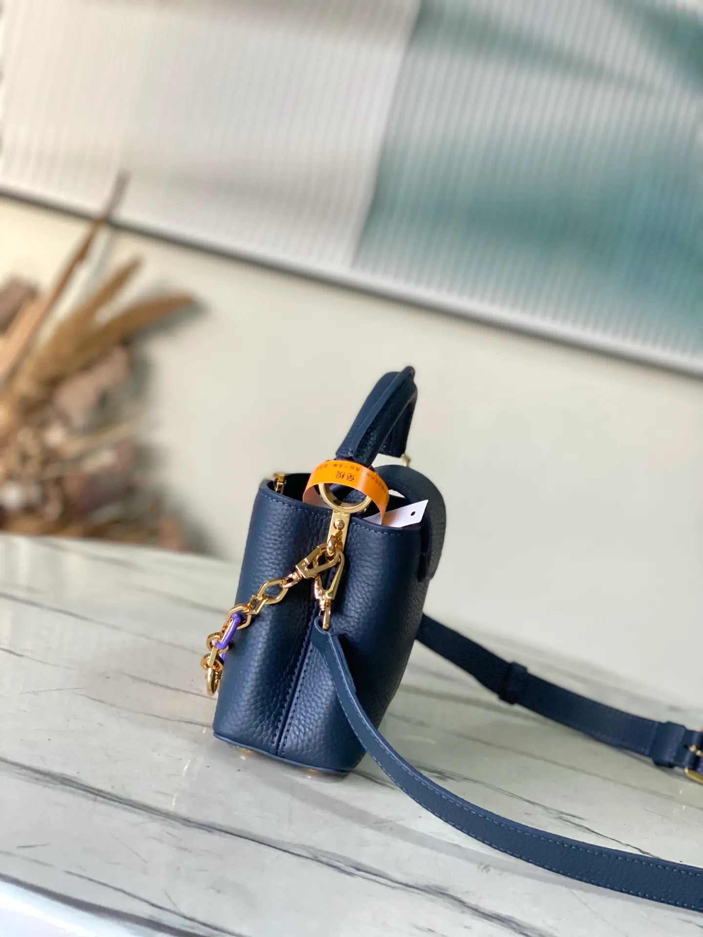 💰2120 "Special Original Leather" M14971 Mini This Capucines mini handbag is from the Harmony series, using a decorative chain to explore the inspiration of the Monogram flower. Taurillon cow leather creates an elegant structure, colorful resin outlines the V letter, and the flip cover provides two styles: external or internal. The neat interior is equipped with multiple pockets, and the detachable and adjustable shoulder strap makes it easy to wear cross-body. Dimensions: 21 × 14 × 8 cm