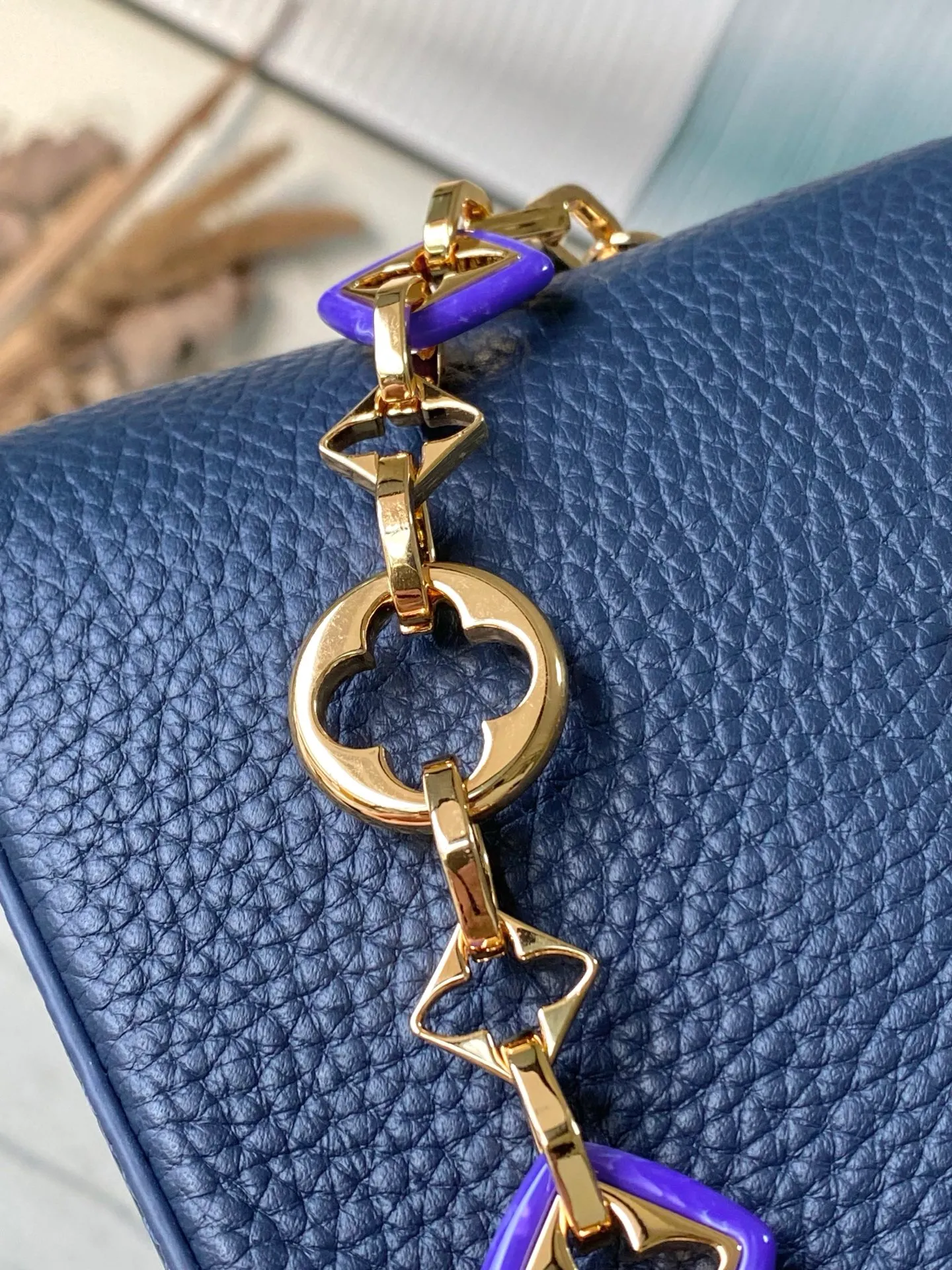 💰2120 "Special Original Leather" M14971 Mini This Capucines mini handbag is from the Harmony series, using a decorative chain to explore the inspiration of the Monogram flower. Taurillon cow leather creates an elegant structure, colorful resin outlines the V letter, and the flip cover provides two styles: external or internal. The neat interior is equipped with multiple pockets, and the detachable and adjustable shoulder strap makes it easy to wear cross-body. Dimensions: 21 × 14 × 8 cm
