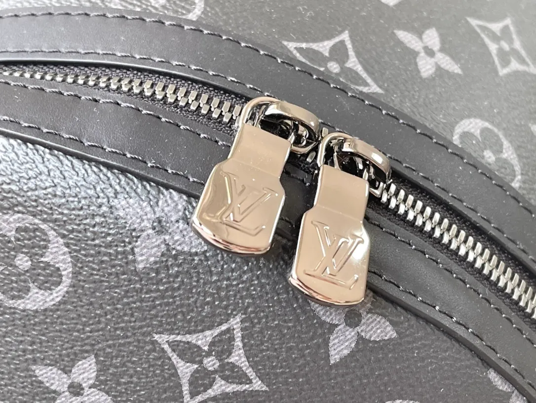 💰960 Top Original M22558 Black Flower This Discovery small backpack is made of Monogram Eclipse canvas and continues its flexible functionality in a more compact configuration. Exterior pockets, zippered front pockets, and open side pockets provide easy access, while interior pockets keep things organized. Dimensions: 29 x 38 x 20 cm
