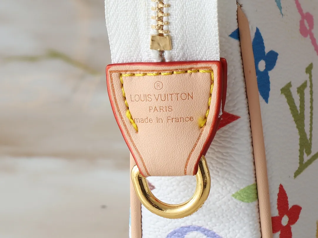 💰180💰Upgraded original M13663 M13404 M13440 M92649 This Pochette Accessoires handbag is made of coated canvas, with colorful Monogram patterns to interpret the smart style of the Louis Vuitton x Murakami cross-border collaboration series. Calf leather trim and dazzling hardware add to the sophisticated details, while the detachable shoulder strap and chain allow for flexible carry. Dimensions: 22.0 x 13.0 x 4.0 cm (length x height x width)