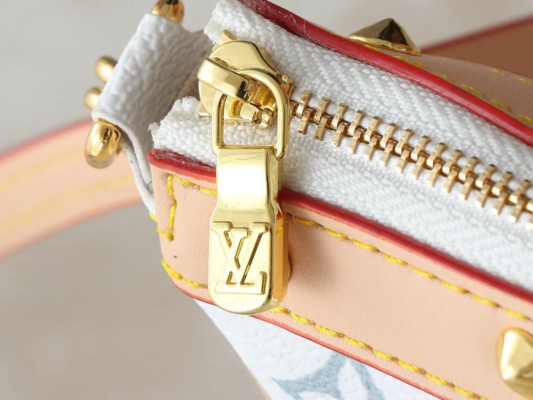💰180💰Upgraded original M13663 M13404 M13440 M92649 This Pochette Accessoires handbag is made of coated canvas, with colorful Monogram patterns to interpret the smart style of the Louis Vuitton x Murakami cross-border collaboration series. Calf leather trim and dazzling hardware add to the sophisticated details, while the detachable shoulder strap and chain allow for flexible carry. Dimensions: 22.0 x 13.0 x 4.0 cm (length x height x width)