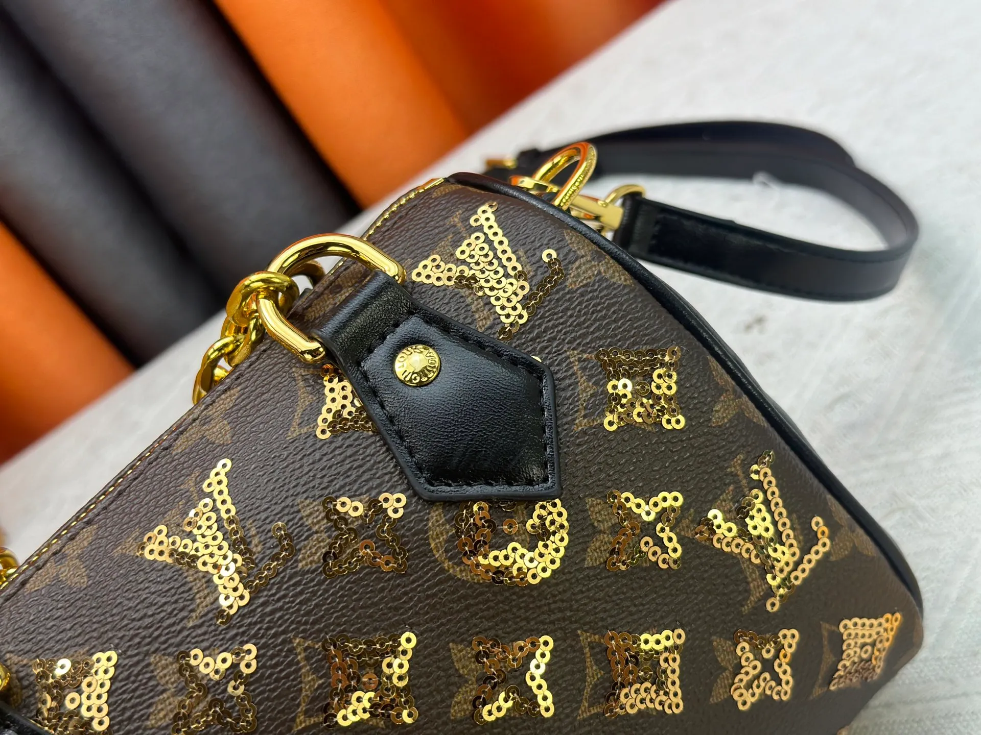 P360 upgraded original M58953 gold sequins M46234 M14291 Speedy Bandoulière 20 handbag is made of soft coated canvas, and the full-length Monogram pattern is traced in colorful rainbow tones, highlighting the smart style of the Louis Vuitton x Murakami reissue series. The Toron handle and detachable shoulder strap are constructed of cow leather, the metal corners recall classic luggage elements, and the bow-shaped key bag and padlock add brand touches. Dimensions: 20.5 x 13.5 x 12.0 cm (length x height x width)