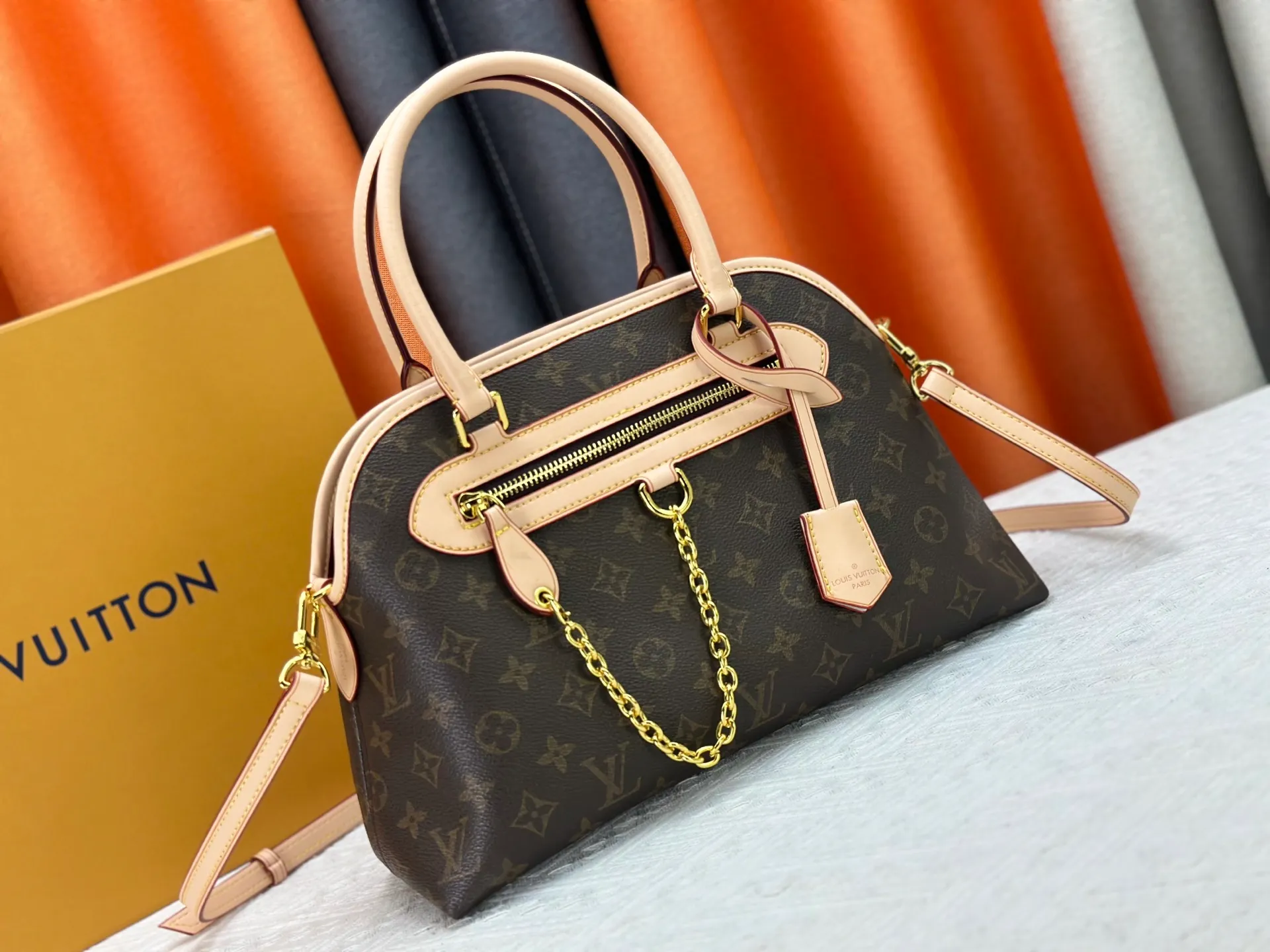 P280 Discolored Leather Upgraded Original M15208 M25774 This Louis Vuitton Ever More PM handbag is made of classic Monogram canvas, with light-colored cowhide trim, and is decorated with a metal chain and padlock design. It can be carried as a handbag or on the shoulder. It is the brand's modern interpretation of retro bags, integrating classic elements and contemporary design, showing an elegant retro style in the 2025 retro trend. It is suitable for daily commuting, leisure and other occasions. It is a fashionable and practical item. Dimensions: 35.0 x 21.0 x 12.0 cm