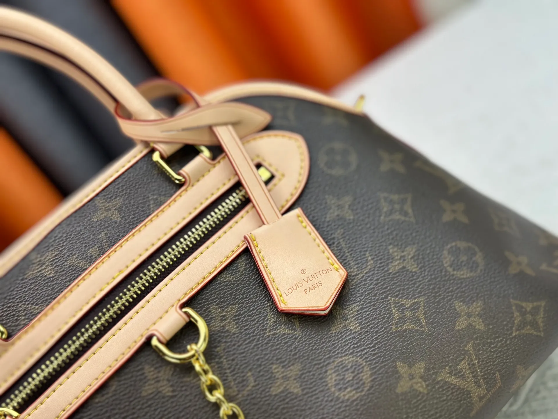P280 Discolored Leather Upgraded Original M15208 M25774 This Louis Vuitton Ever More PM handbag is made of classic Monogram canvas, with light-colored cowhide trim, and is decorated with a metal chain and padlock design. It can be carried as a handbag or on the shoulder. It is the brand's modern interpretation of retro bags, integrating classic elements and contemporary design, showing an elegant retro style in the 2025 retro trend. It is suitable for daily commuting, leisure and other occasions. It is a fashionable and practical item. Dimensions: 35.0 x 21.0 x 12.0 cm