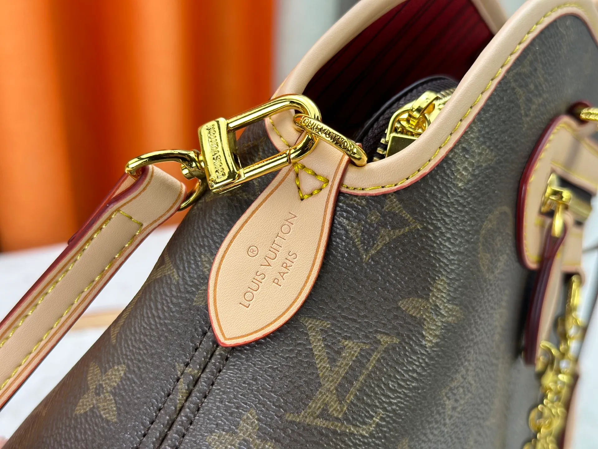 P280 Discolored Leather Upgraded Original M15208 M25774 This Louis Vuitton Ever More PM handbag is made of classic Monogram canvas, with light-colored cowhide trim, and is decorated with a metal chain and padlock design. It can be carried as a handbag or on the shoulder. It is the brand's modern interpretation of retro bags, integrating classic elements and contemporary design, showing an elegant retro style in the 2025 retro trend. It is suitable for daily commuting, leisure and other occasions. It is a fashionable and practical item. Dimensions: 35.0 x 21.0 x 12.0 cm