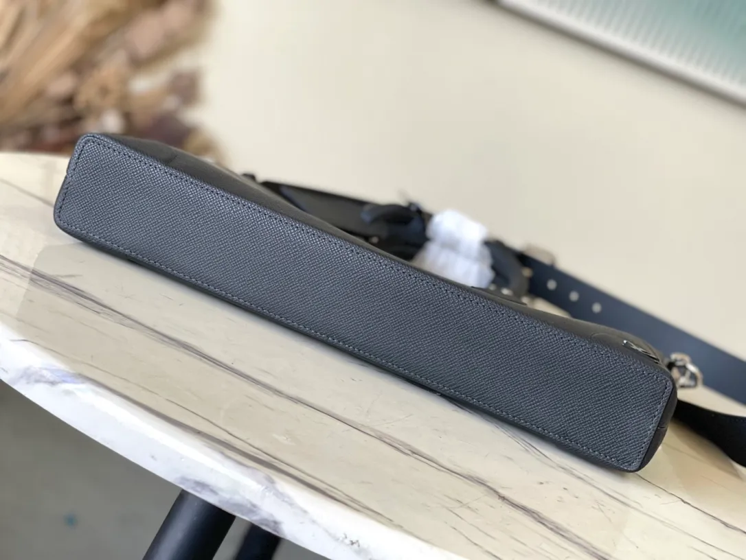 💰1080 (top layer leather) top original order M30978 black This Sim briefcase is made of Taiga cow leather and reinforced corners, with a smooth shape and a metal V letter to mark the brand identity. The padded compartment can store a laptop, and the inner patch pocket is convenient for storing small items. The removable and adjustable shoulder strap and pressed leather handle allow for a variety of carrying options. Dimensions: 40 × 29 × 4 cm
