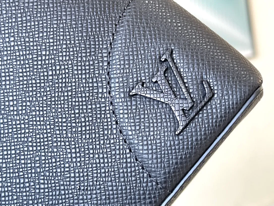 💰1080 (top layer leather) top original order M30978 black This Sim briefcase is made of Taiga cow leather and reinforced corners, with a smooth shape and a metal V letter to mark the brand identity. The padded compartment can store a laptop, and the inner patch pocket is convenient for storing small items. The removable and adjustable shoulder strap and pressed leather handle allow for a variety of carrying options. Dimensions: 40 × 29 × 4 cm
