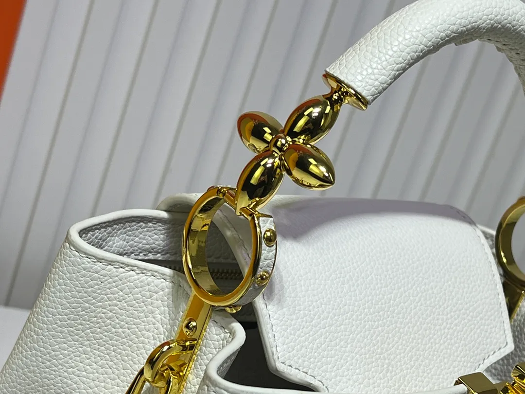 Batch 380💰Upgraded original M23943 M23944 M23945 M24698 M24989 This Capucines mini handbag incorporates exquisite Monogram flowers on the handle, presenting the three-dimensional look of the LV logo with delicate brushstrokes, injecting dazzling luster into the soft design. Full-grain Taurillon leather is designed to fit a smartphone, short wallet and other small essentials. Dimensions: Small 21.0 x 14.0 x 8.0 cm (L x H x W) Large 27x 17.5 x 9.0 cm (L x H x W)
