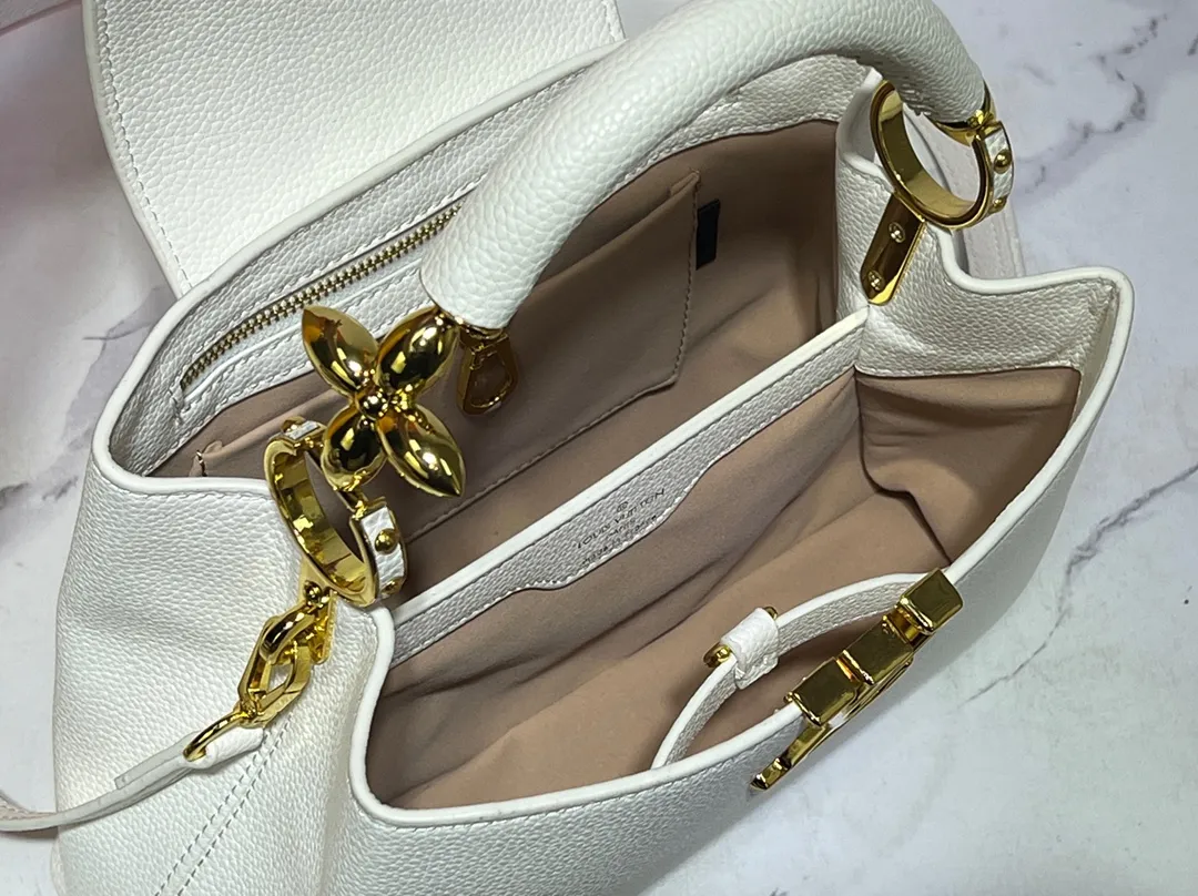 Batch 380💰Upgraded original M23943 M23944 M23945 M24698 M24989 This Capucines mini handbag incorporates exquisite Monogram flowers on the handle, presenting the three-dimensional look of the LV logo with delicate brushstrokes, injecting dazzling luster into the soft design. Full-grain Taurillon leather is designed to fit a smartphone, short wallet and other small essentials. Dimensions: Small 21.0 x 14.0 x 8.0 cm (L x H x W) Large 27x 17.5 x 9.0 cm (L x H x W)