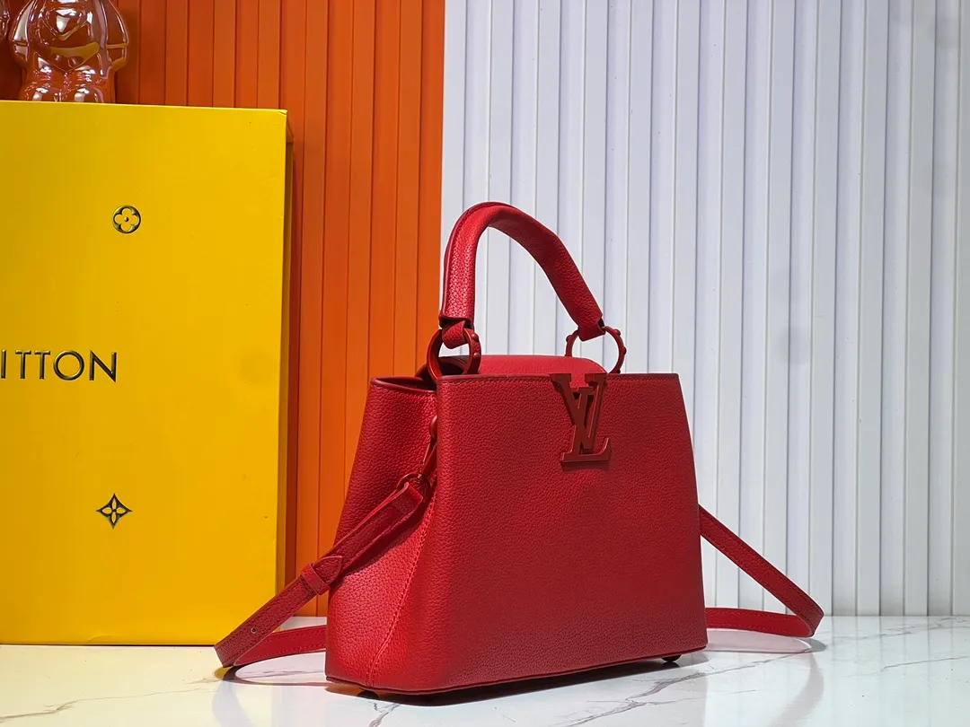 Batch 360💰Upgraded from the original M94519 M25255 M25256 M11798. This Capucines BB handbag is made of matte Taurillon cow leather with metal parts, which makes the classic design show off its neat style. The flap can be worn externally or internally, and the neat interior is equipped with multiple pockets. Attach the adjustable shoulder strap for easy cross-body wear. Dimensions: 27.0 x 17.3 x 9.0 cm (length x height x width)