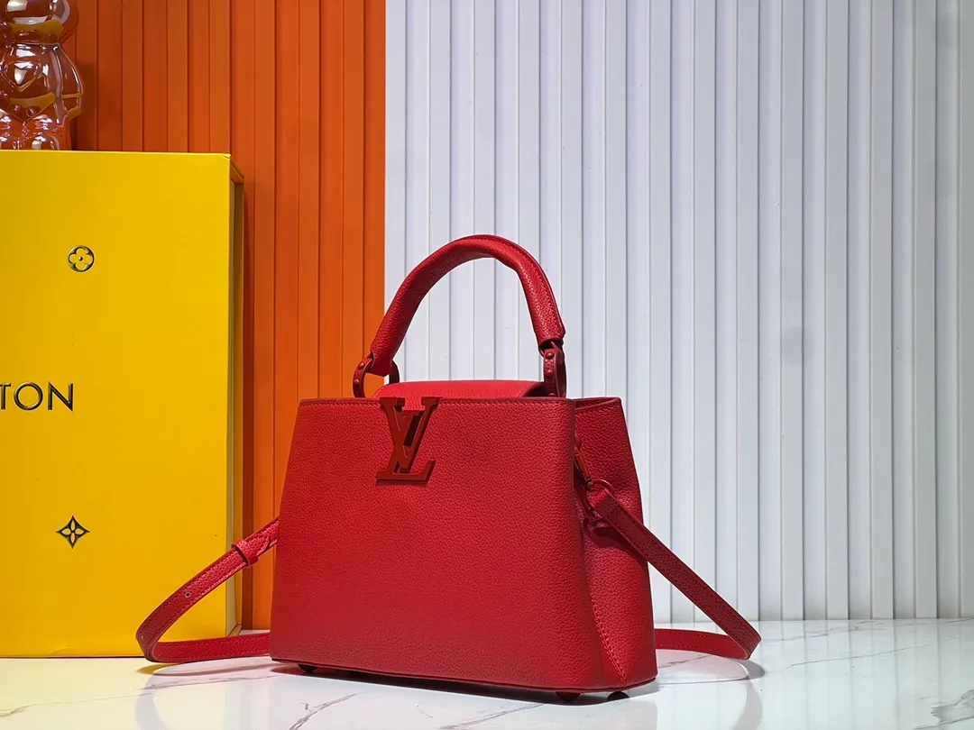 Batch 360💰Upgraded from the original M94519 M25255 M25256 M11798. This Capucines BB handbag is made of matte Taurillon cow leather with metal parts, which makes the classic design show off its neat style. The flap can be worn externally or internally, and the neat interior is equipped with multiple pockets. Attach the adjustable shoulder strap for easy cross-body wear. Dimensions: 27.0 x 17.3 x 9.0 cm (length x height x width)