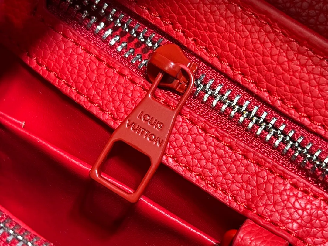 Batch 360💰Upgraded from the original M94519 M25255 M25256 M11798. This Capucines BB handbag is made of matte Taurillon cow leather with metal parts, which makes the classic design show off its neat style. The flap can be worn externally or internally, and the neat interior is equipped with multiple pockets. Attach the adjustable shoulder strap for easy cross-body wear. Dimensions: 27.0 x 17.3 x 9.0 cm (length x height x width)