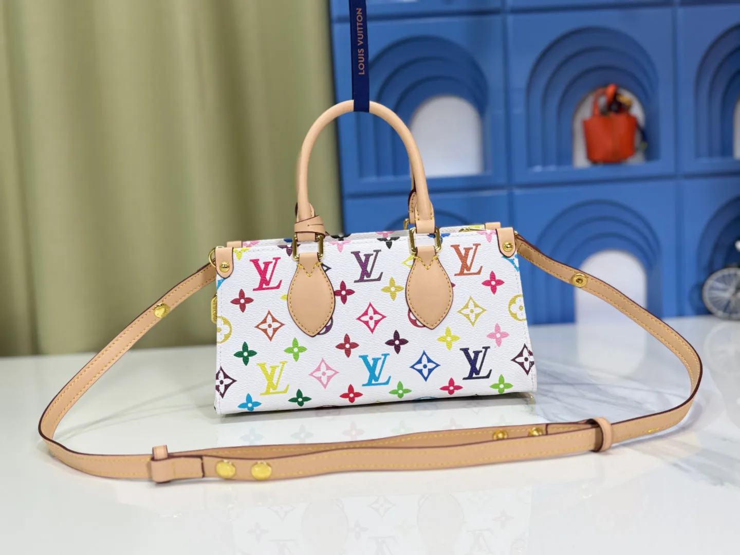 P300 Upgraded Original M13260 M46653 Takashi Murakami Collaboration Black Color White Color This OnTheGo East West handbag is made of cow leather to create a slender shape, and the Monogram flower nameplate completes the elegant style. Articulated handles and a detachable leather chain strap allow for a variety of carrying options. Size: 25x13x10cm