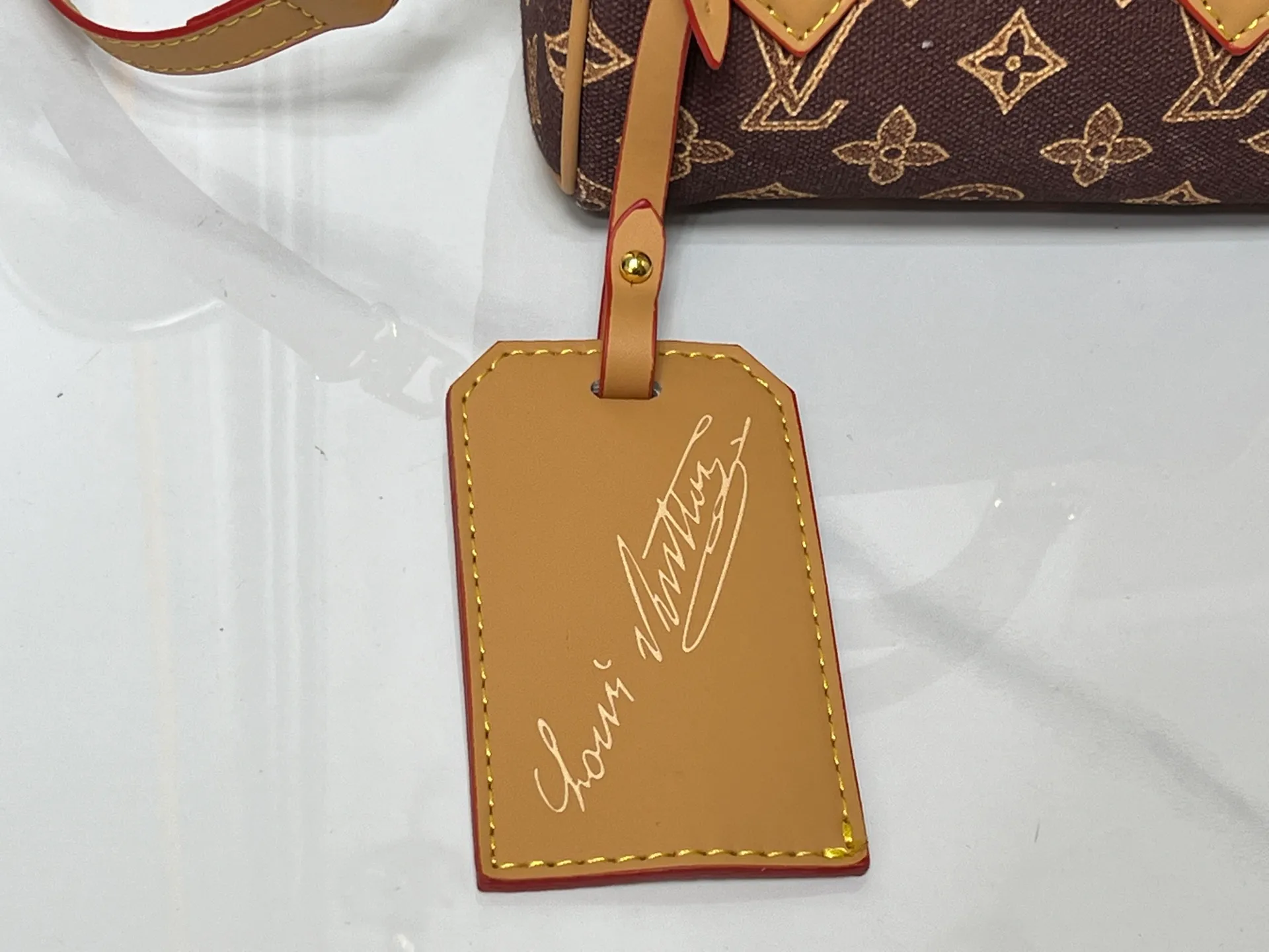 Batch 240💰M28322 Red M28323 M27610 M81085 [Exclusive background shot] This Nano Speedy handbag condenses the configuration of Louis Vuitton's classic Speedy handbag. It is made of Monogram canvas with distressed cow leather details and dazzling metal parts, making it easy to carry with you for daily needs. The handles and removable and adjustable shoulder strap allow for a variety of styling possibilities. 16.0 x 10.0 x 7.5 cm (L x H x W) • Monogram coated canvas • Cow leather trim • Metal hardware • Zipper closure • Space to store daily necessities such as a 6.1-inch smartphone, card holder and lipstick • Shoulder strap: removable, adjustable • Half-length strap: 45.5 cm • Half-length strap adjustable to: 54.0 cm • Handle: Double handle