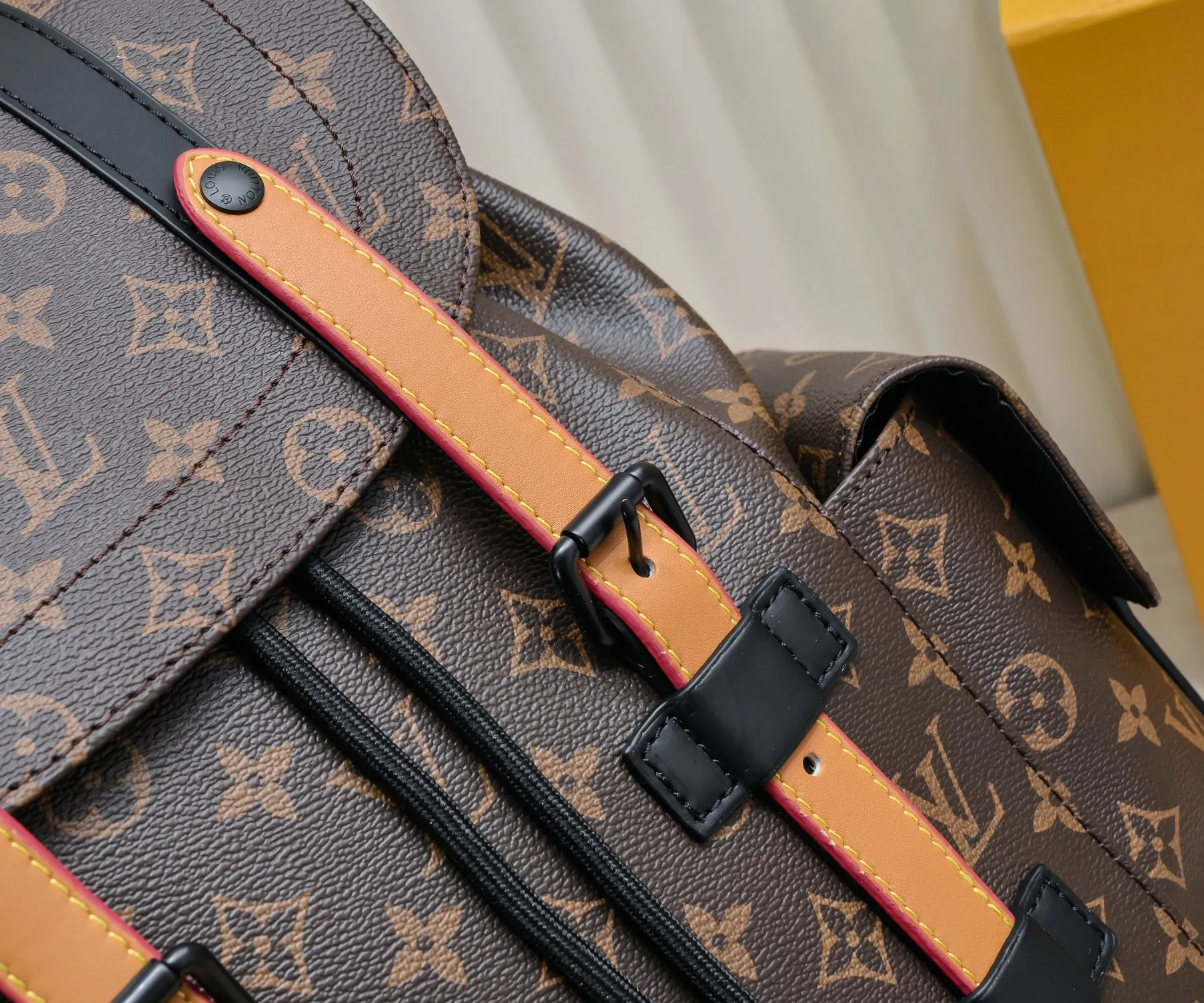 ¥460💰 Exclusive real shot-upgraded version ‼ ️M46699 This Christopher medium backpack combines Louis Vuitton's iconic design and materials, creating a dual classic that blends strong style and elegant style. Monogram Macassar canvas with cowhide trim and leather front strap, side pockets for extra storage, and adjustable shoulder straps for comfortable carrying. Size: 38.44.21