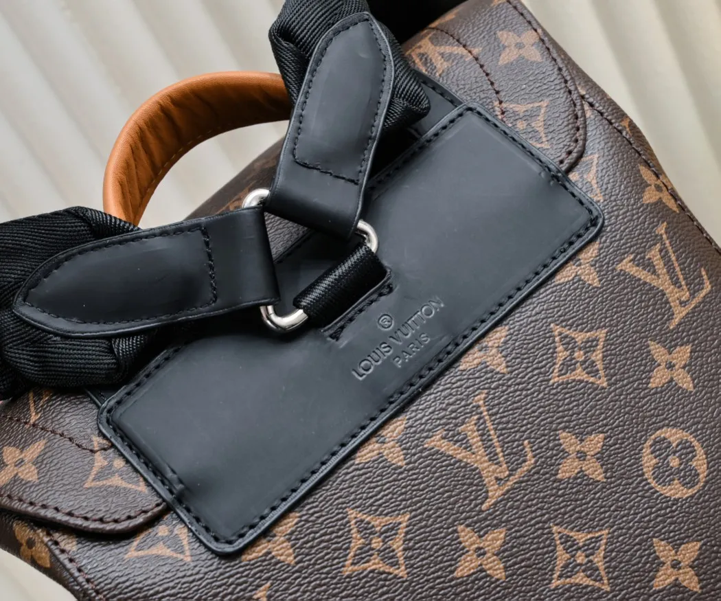 ¥460💰 Exclusive real shot-upgraded version ‼ ️M46699 This Christopher medium backpack combines Louis Vuitton's iconic design and materials, creating a dual classic that blends strong style and elegant style. Monogram Macassar canvas with cowhide trim and leather front strap, side pockets for extra storage, and adjustable shoulder straps for comfortable carrying. Size: 38.44.21