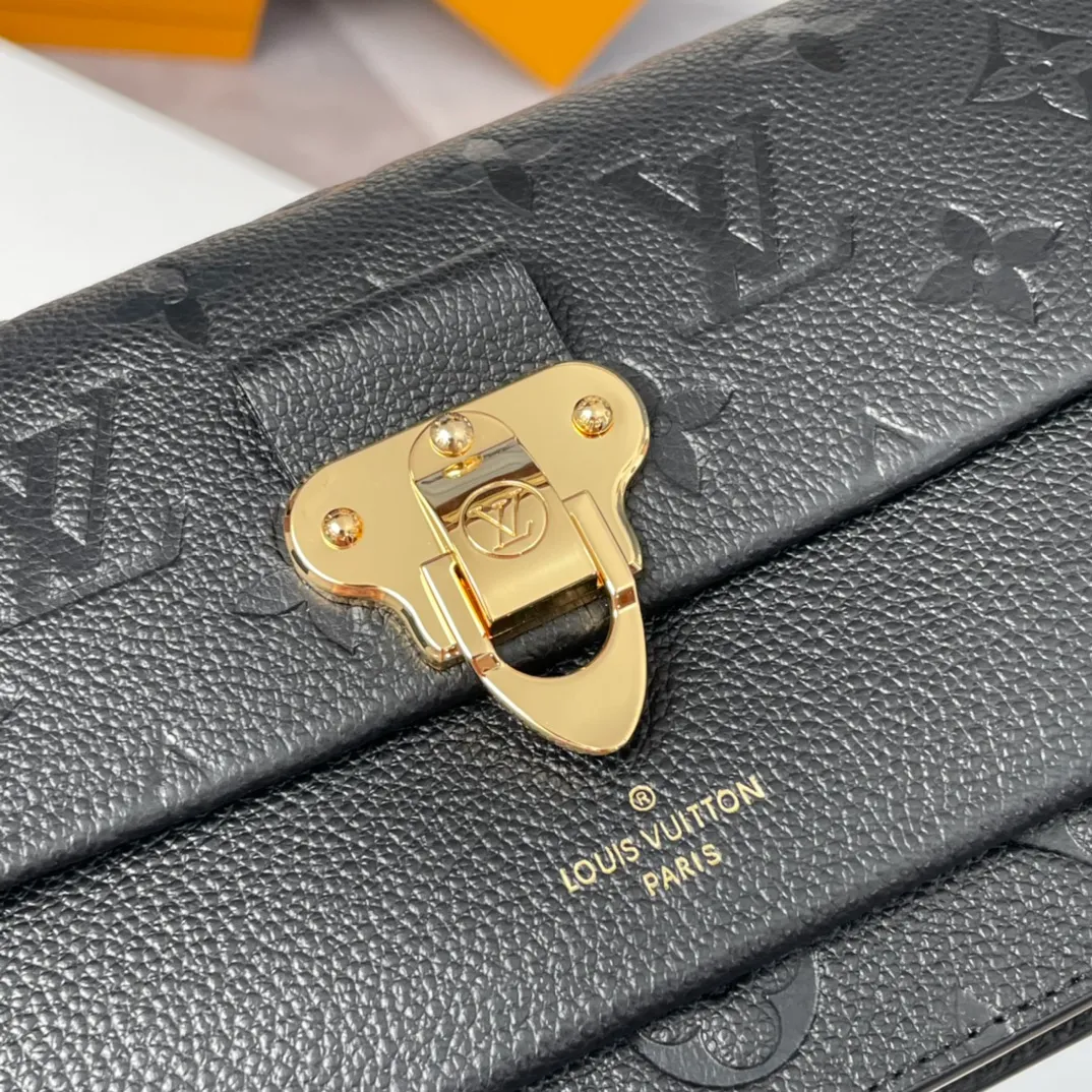 P680🇫🇷Overseas original single M67839 black exclusive real shot! This Vavin wallet is crafted from Monogram Empreinte leather and features a lock inspired by a Louis Vuitton trunk. The delicate embossed print complements the chain bag shape. The front pocket is printed with Louis Vuitton in English and can store a mobile phone. The inner pockets and compartments are easy to access items. Size: 19×12.5×4cm