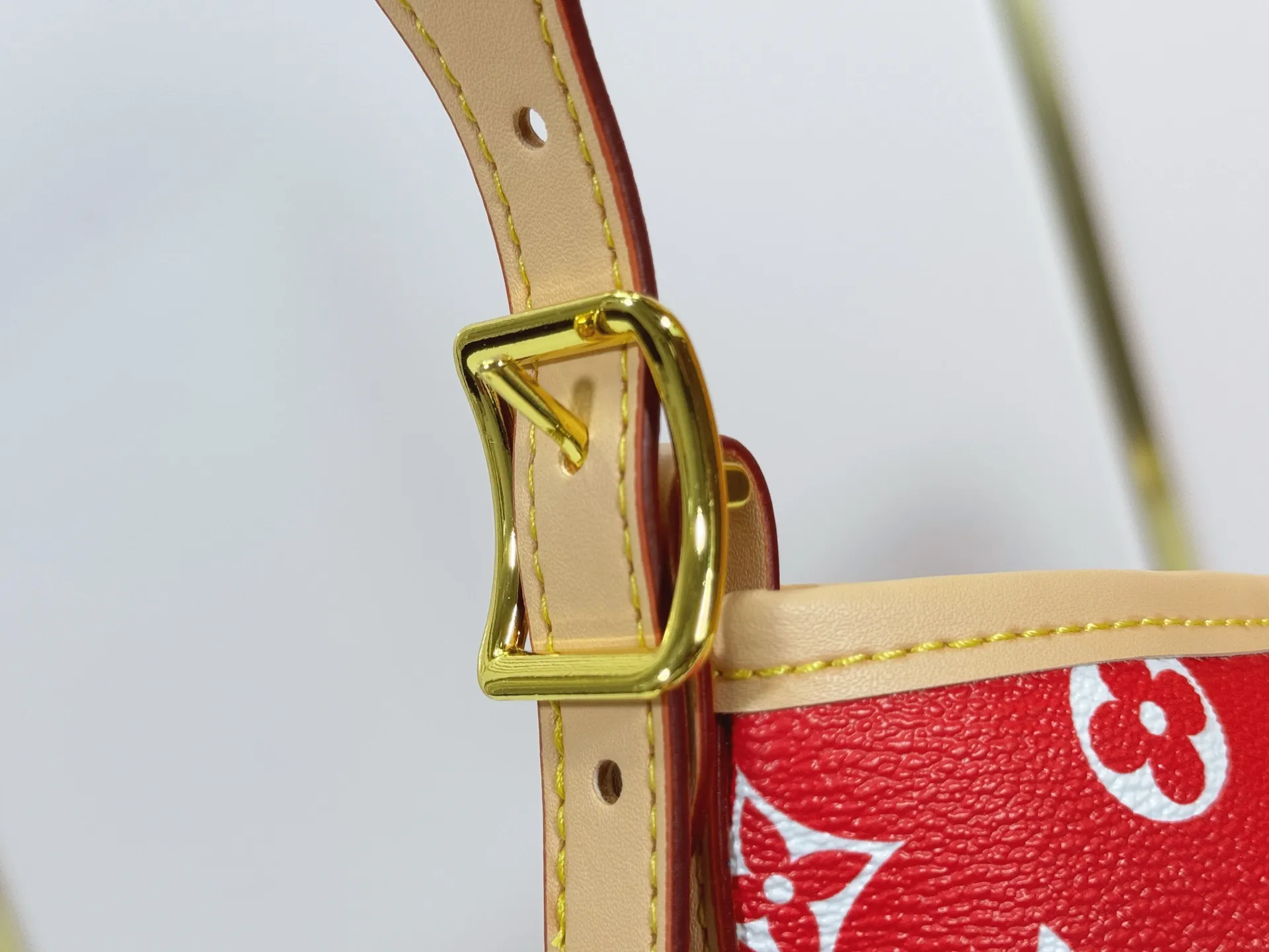 P280 upgraded original M24861 M25143 M46203 M46197 Colorful, legendary CarryAll medium handbag, with Monogram canvas and leather trimming to create a body-fitting design. There's a zipped pocket inside the ample space, and a detachable zipped clutch adds a functional element, with a buckle-adjustable handle. Small size: 29 x 24 x 12 cm,