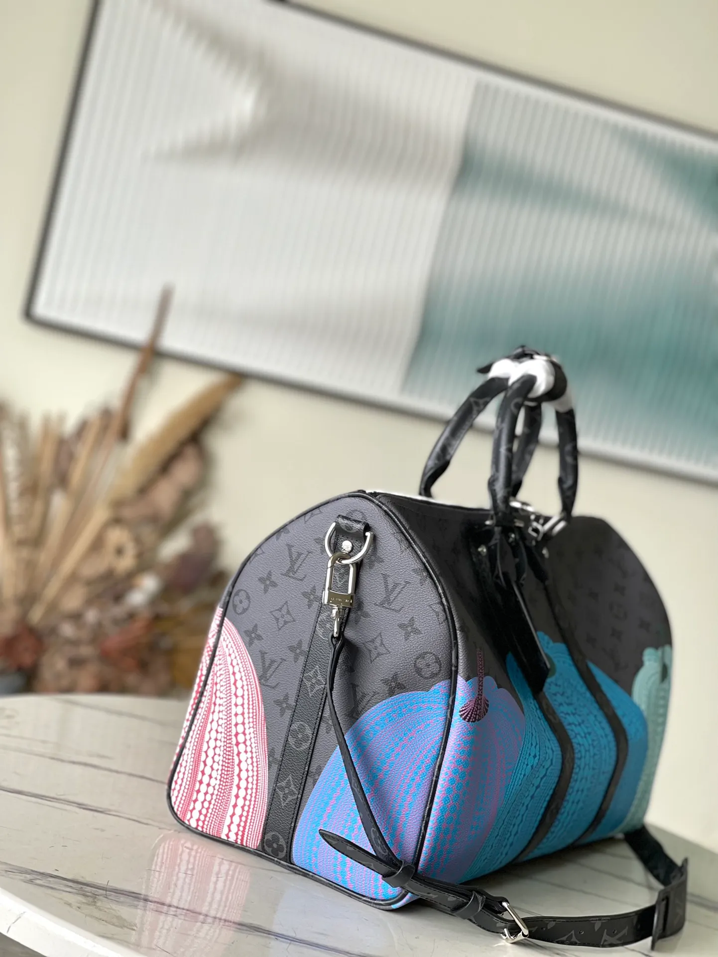💰1160 Top Original M46441 x YK KEEPALL 45 Travel Bag Yayoi Kusama has been fond of depicting pumpkins since she was a child, a symbol of warmth and comfort. The psychedelic pumpkin pattern decorates the Monogram Eclipse Reverse canvas, which is another visual business card and a good collection choice. Size: 45*27*20 cm