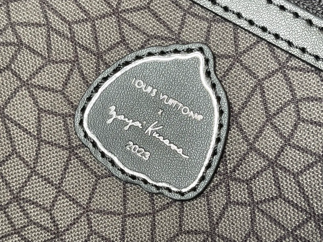 💰1160 Top Original M46441 x YK KEEPALL 45 Travel Bag Yayoi Kusama has been fond of depicting pumpkins since she was a child, a symbol of warmth and comfort. The psychedelic pumpkin pattern decorates the Monogram Eclipse Reverse canvas, which is another visual business card and a good collection choice. Size: 45*27*20 cm
