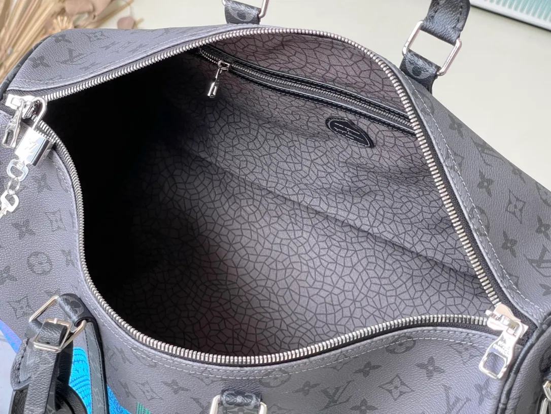 💰1160 Top Original M46441 x YK KEEPALL 45 Travel Bag Yayoi Kusama has been fond of depicting pumpkins since she was a child, a symbol of warmth and comfort. The psychedelic pumpkin pattern decorates the Monogram Eclipse Reverse canvas, which is another visual business card and a good collection choice. Size: 45*27*20 cm