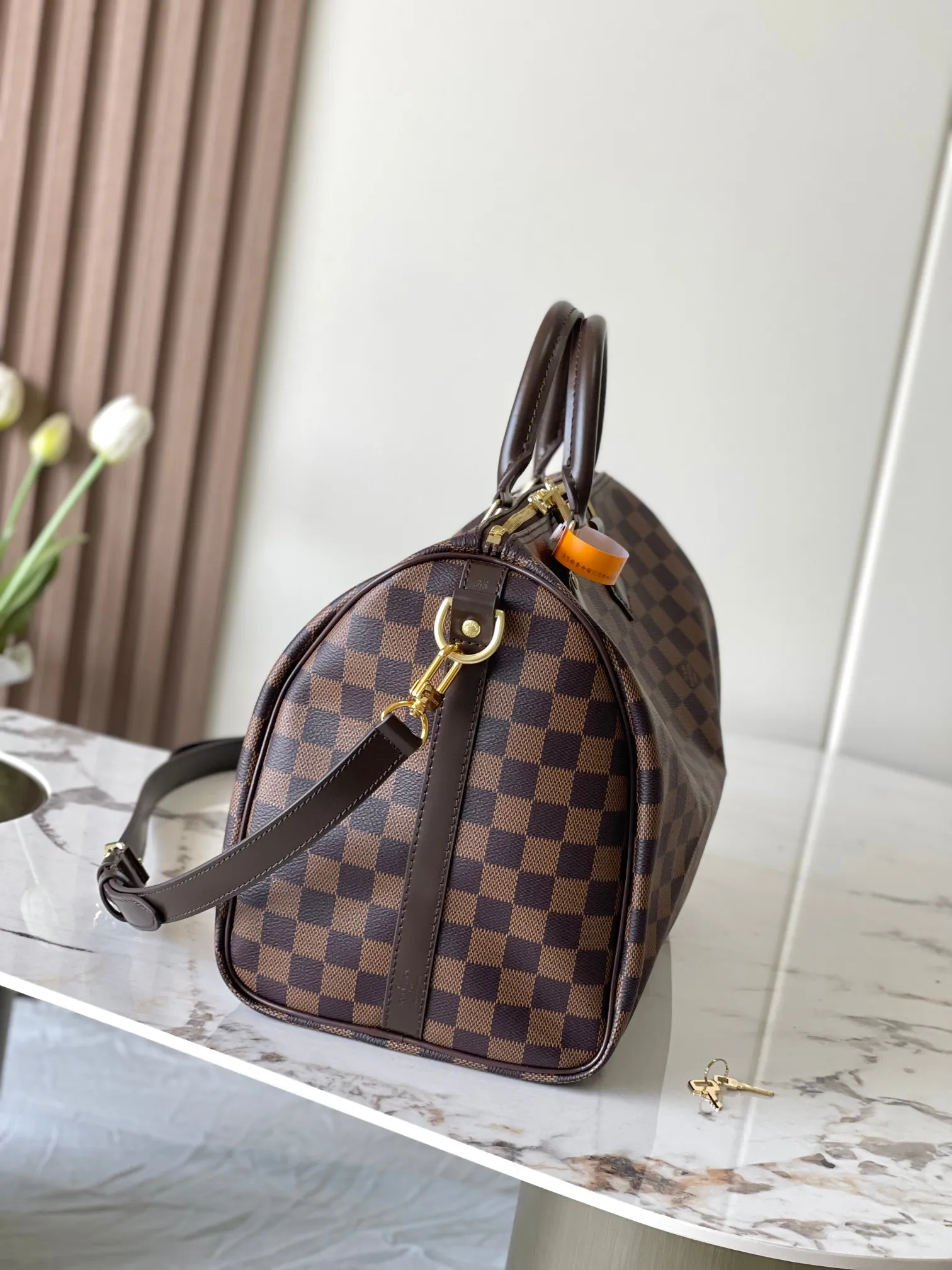 💰840 Top original model 41111 Brown Speedy 35 handbag. The Speedy 35 handbag made of Damier Ebène canvas has a classic shape and exudes timeless elegance. The multi-functional shoulder strap can be used for hand carry, shoulder or cross-body wear, flexible and convenient. Size: 35x23x18cm