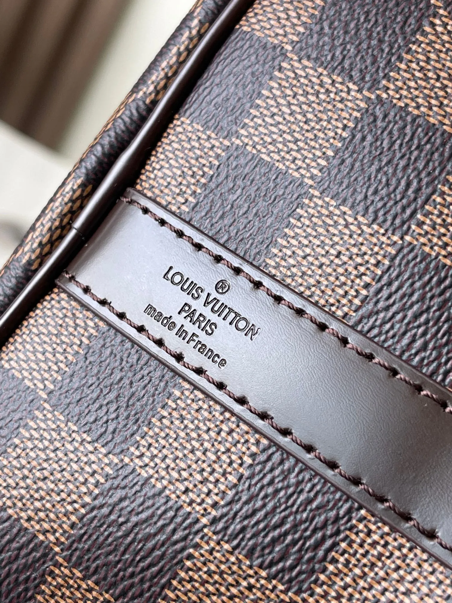 💰840 Top original model 41111 Brown Speedy 35 handbag. The Speedy 35 handbag made of Damier Ebène canvas has a classic shape and exudes timeless elegance. The multi-functional shoulder strap can be used for hand carry, shoulder or cross-body wear, flexible and convenient. Size: 35x23x18cm