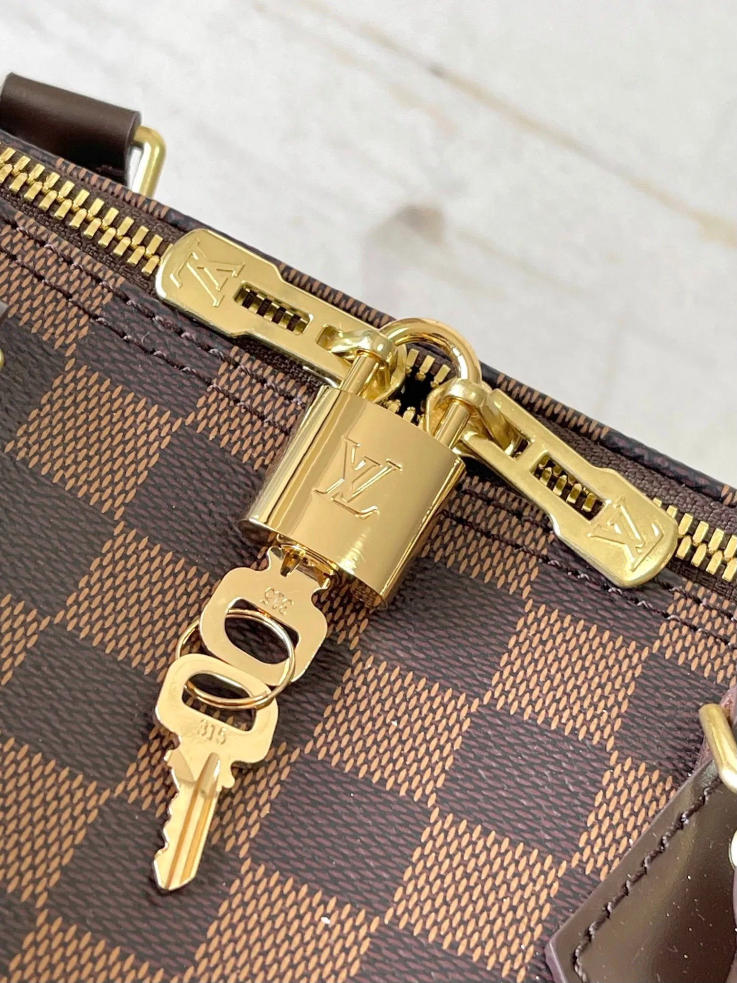 💰840 Top original model 41111 Brown Speedy 35 handbag. The Speedy 35 handbag made of Damier Ebène canvas has a classic shape and exudes timeless elegance. The multi-functional shoulder strap can be used for hand carry, shoulder or cross-body wear, flexible and convenient. Size: 35x23x18cm