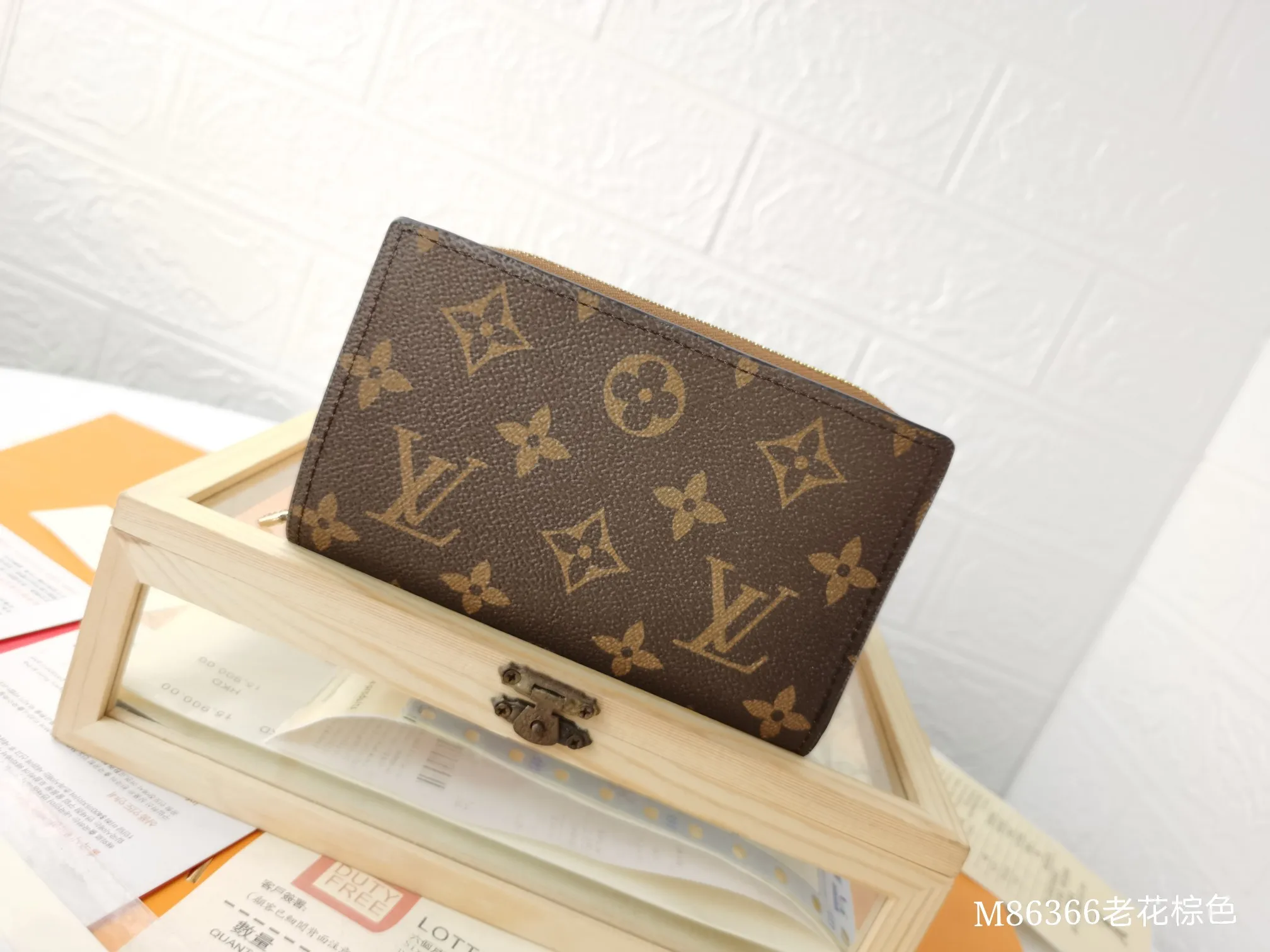 P140💰Top original version💎【Real shot with home background】M86366 is a checkered wallet that combines various styles and is made of canvas. It can carry credit cards, banknotes and money with you. The eye-catching buckle is engraved with the Louis Vuitton signature, and the gorgeous gold-toned brass rivets add sophistication. Size: 13✖9cm