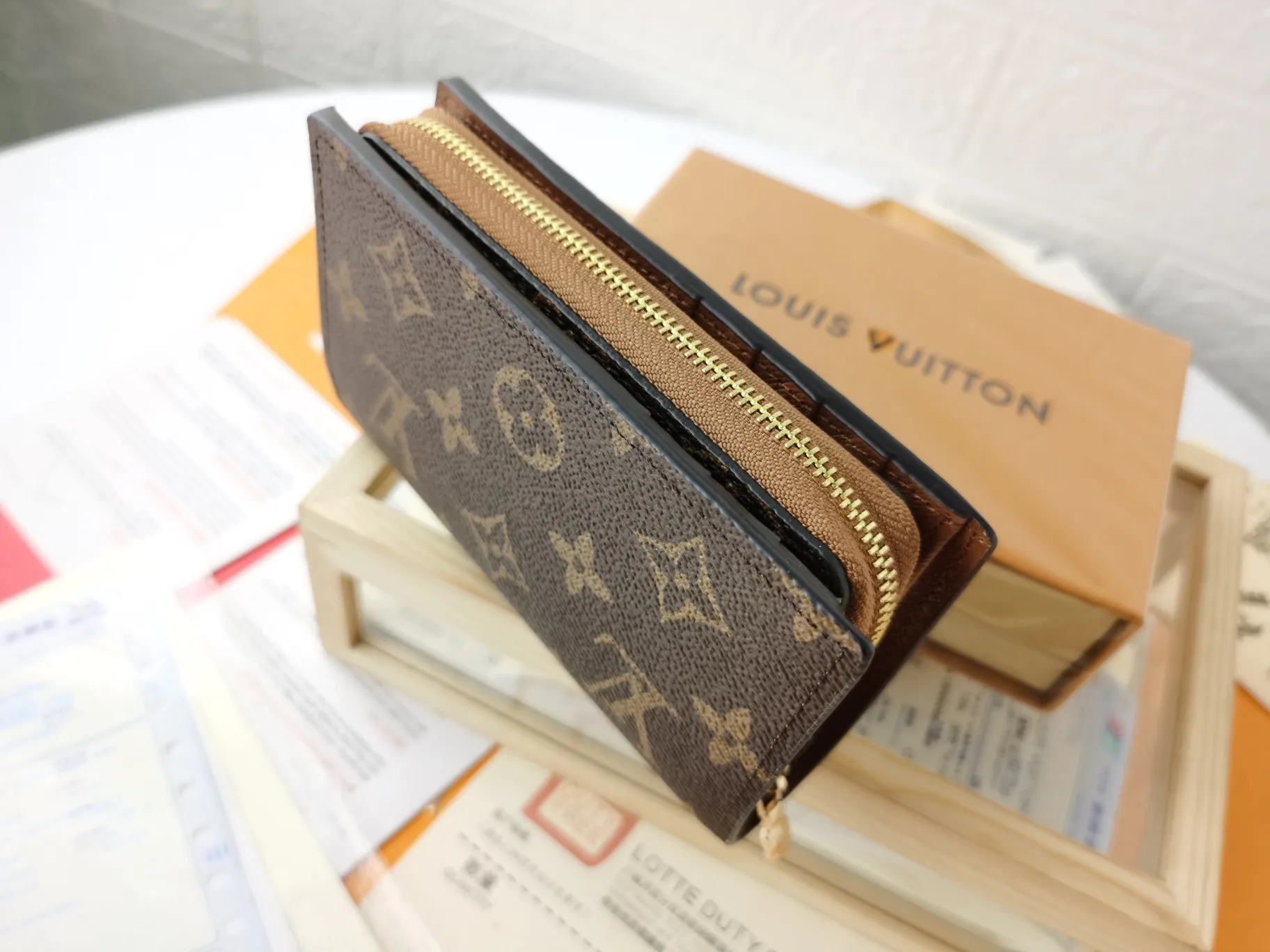 P140💰Top original version💎【Real shot with home background】M86366 is a checkered wallet that combines various styles and is made of canvas. It can carry credit cards, banknotes and money with you. The eye-catching buckle is engraved with the Louis Vuitton signature, and the gorgeous gold-toned brass rivets add sophistication. Size: 13✖9cm