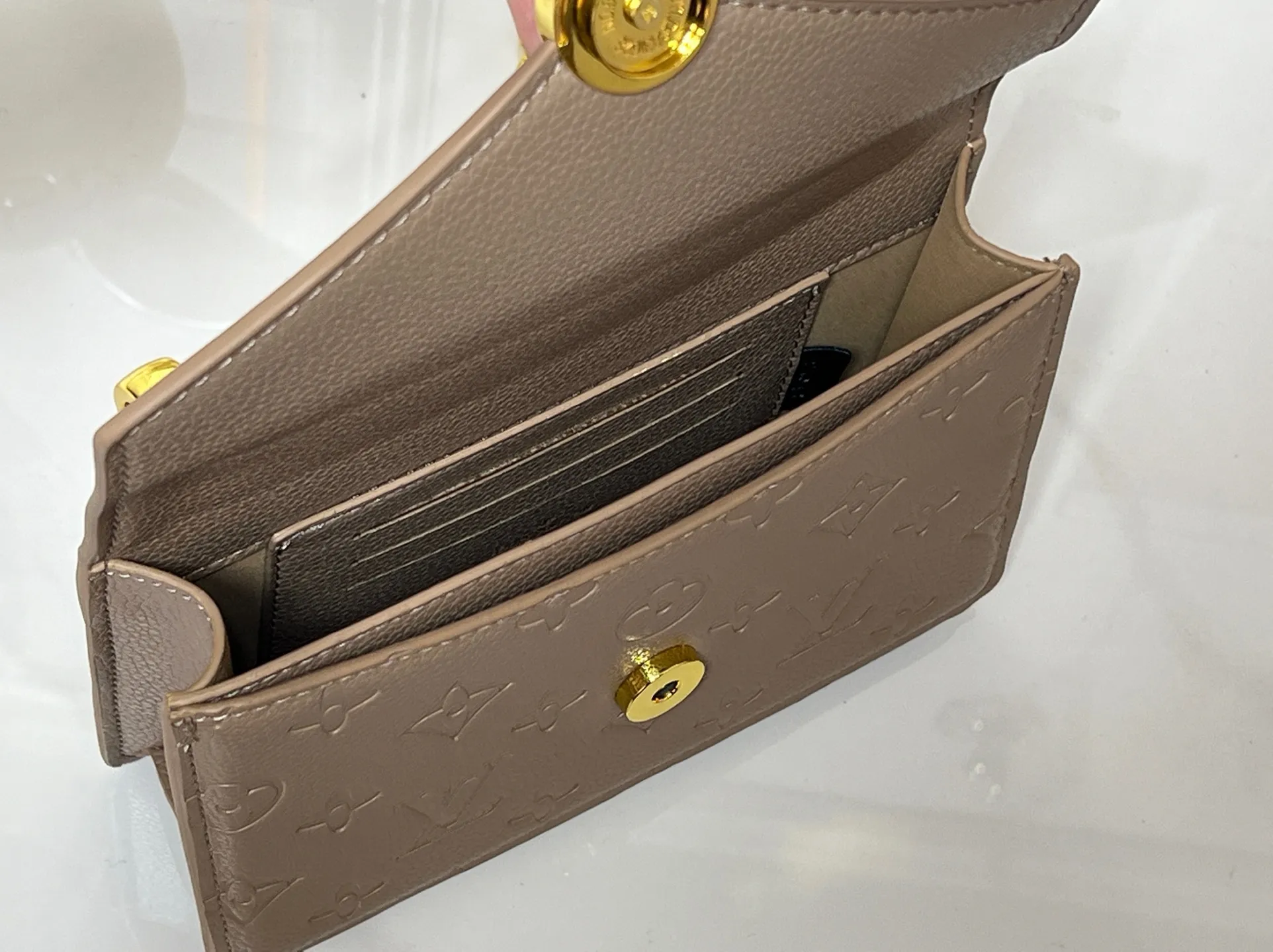 Batch 220💰M13569 black M13570 gray M25814 burgundy (chain/embossed) [Portefeuille chaîne Rosy] This Rosy chain wallet is both fashionable and practical, adding a modern spirit to the Monogram Empreinte series. It has an elegant LV circle and a V-shaped flap, two hallmarks of the house. The magnetic closure reveals a surprise Monogram flower, as well as three card slots and a flat interior pocket. The sliding chain allows you to wear it crosswise or over the shoulder.  Dimensions: 19.5 x 13.5 x 6.5 cm