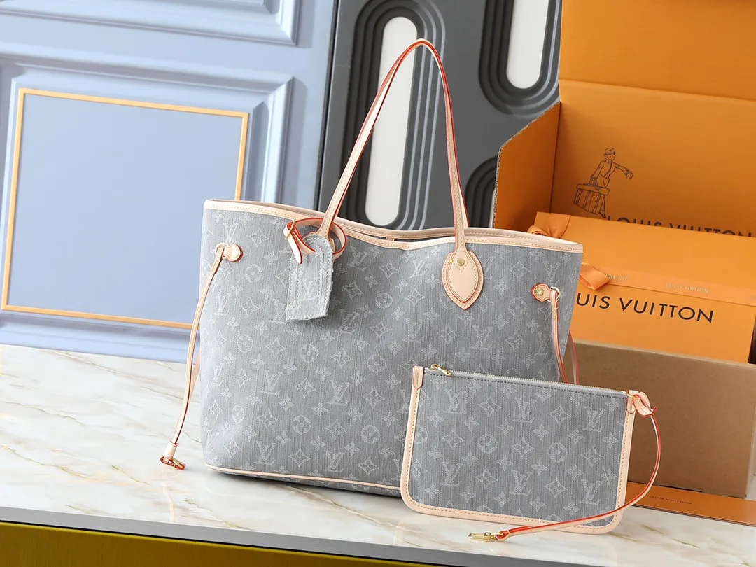 💰280💰Upgraded from the original M13192 M40995, this medium-sized Neverfull handbag is made of Monogram denim embellished with cow leather trim. The adjustable straps on the side can flexibly tighten the silhouette, making it a classic choice for urban travel. Plenty of space can easily store a 13-inch laptop, and multiple pockets such as a detachable zipper bag complete the functionality. Dimensions: 31.0 x 28.0 x 14.0 cm (length x height x width)