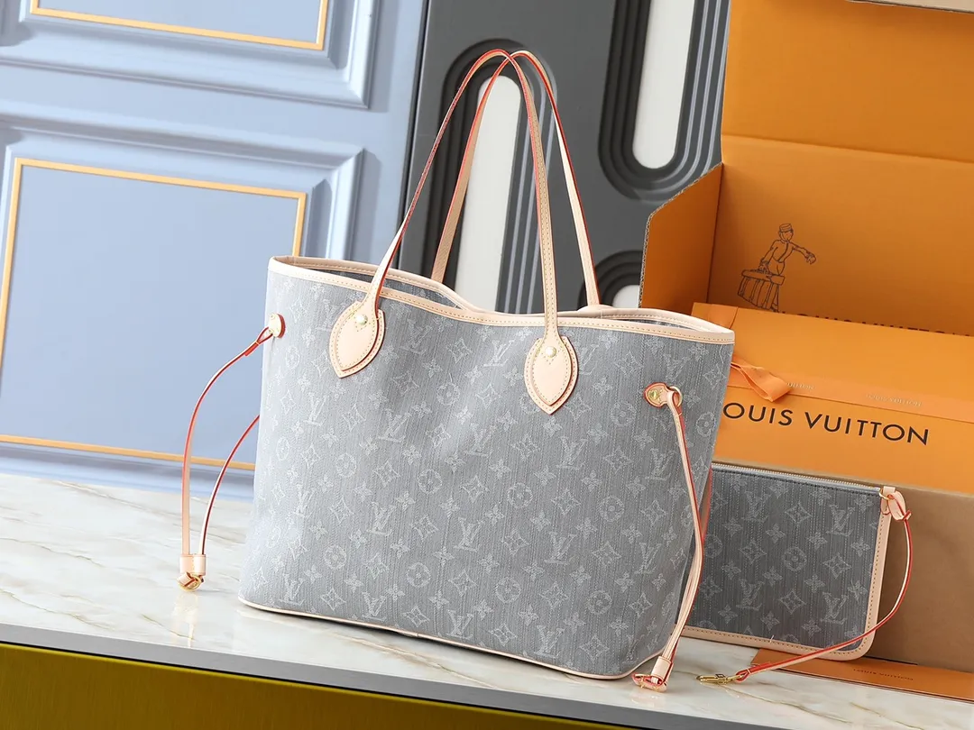💰280💰Upgraded from the original M13192 M40995, this medium-sized Neverfull handbag is made of Monogram denim embellished with cow leather trim. The adjustable straps on the side can flexibly tighten the silhouette, making it a classic choice for urban travel. Plenty of space can easily store a 13-inch laptop, and multiple pockets such as a detachable zipper bag complete the functionality. Dimensions: 31.0 x 28.0 x 14.0 cm (length x height x width)