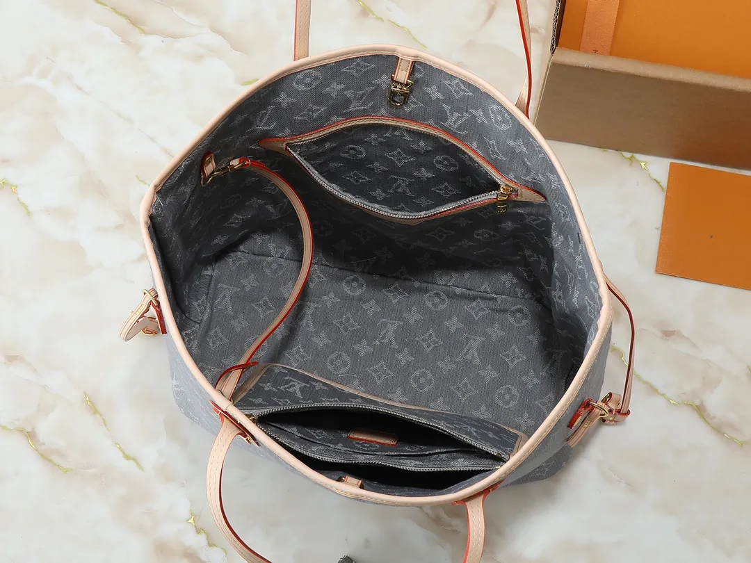 💰280💰Upgraded from the original M13192 M40995, this medium-sized Neverfull handbag is made of Monogram denim embellished with cow leather trim. The adjustable straps on the side can flexibly tighten the silhouette, making it a classic choice for urban travel. Plenty of space can easily store a 13-inch laptop, and multiple pockets such as a detachable zipper bag complete the functionality. Dimensions: 31.0 x 28.0 x 14.0 cm (length x height x width)