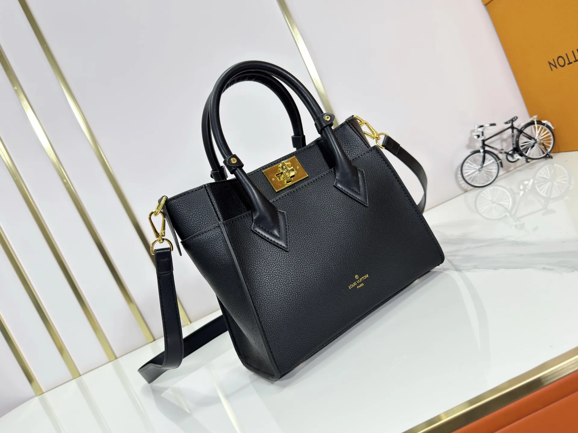 P320 upgrades the original M57728 M57729 M53824 M53826 On My Side handbag, showing the elegant fusion of calfskin and classic Monogram canvas. Contrasting canvas shapes the large outer pocket, creating a trompe l'oeil effect as if two handbags merge into one. Plenty of space can easily accommodate office needs, and the adjustable shoulder strap allows for a cross-body style. Dimensions: 25,0