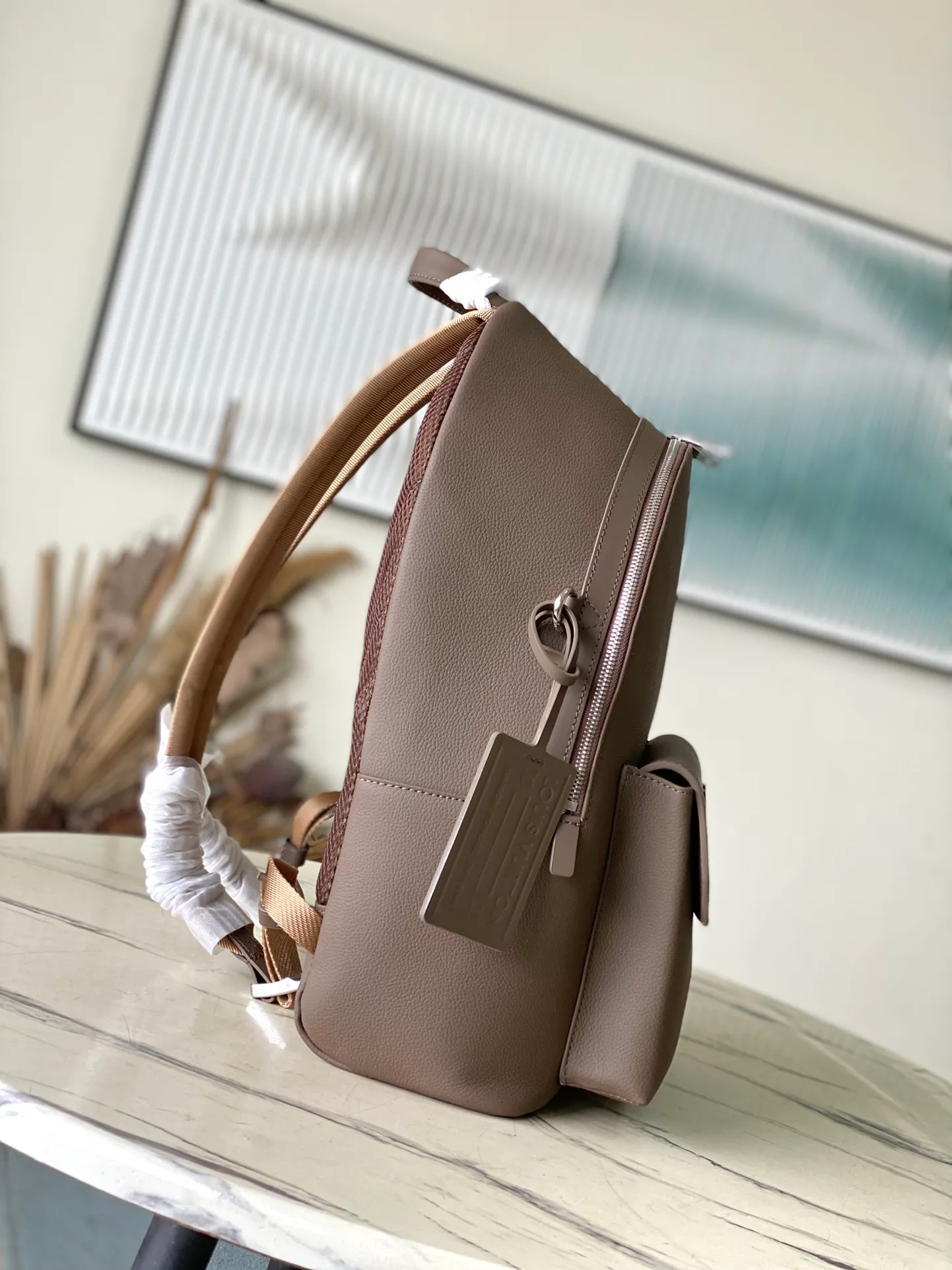 💰1100 (top layer leather) top original order M11625 Brown Aerogram Backpack The new Aerogram backpack is an innovative and trendy choice with elegant temperament. Fine calfskin, as soft as old aviation letterhead, is embellished with a matte metal LV logo. The main compartment and flap front pocket provide plenty of space for weekend trips or wandering around the city. Dimensions: 43.0 x 30.0 x 14.0