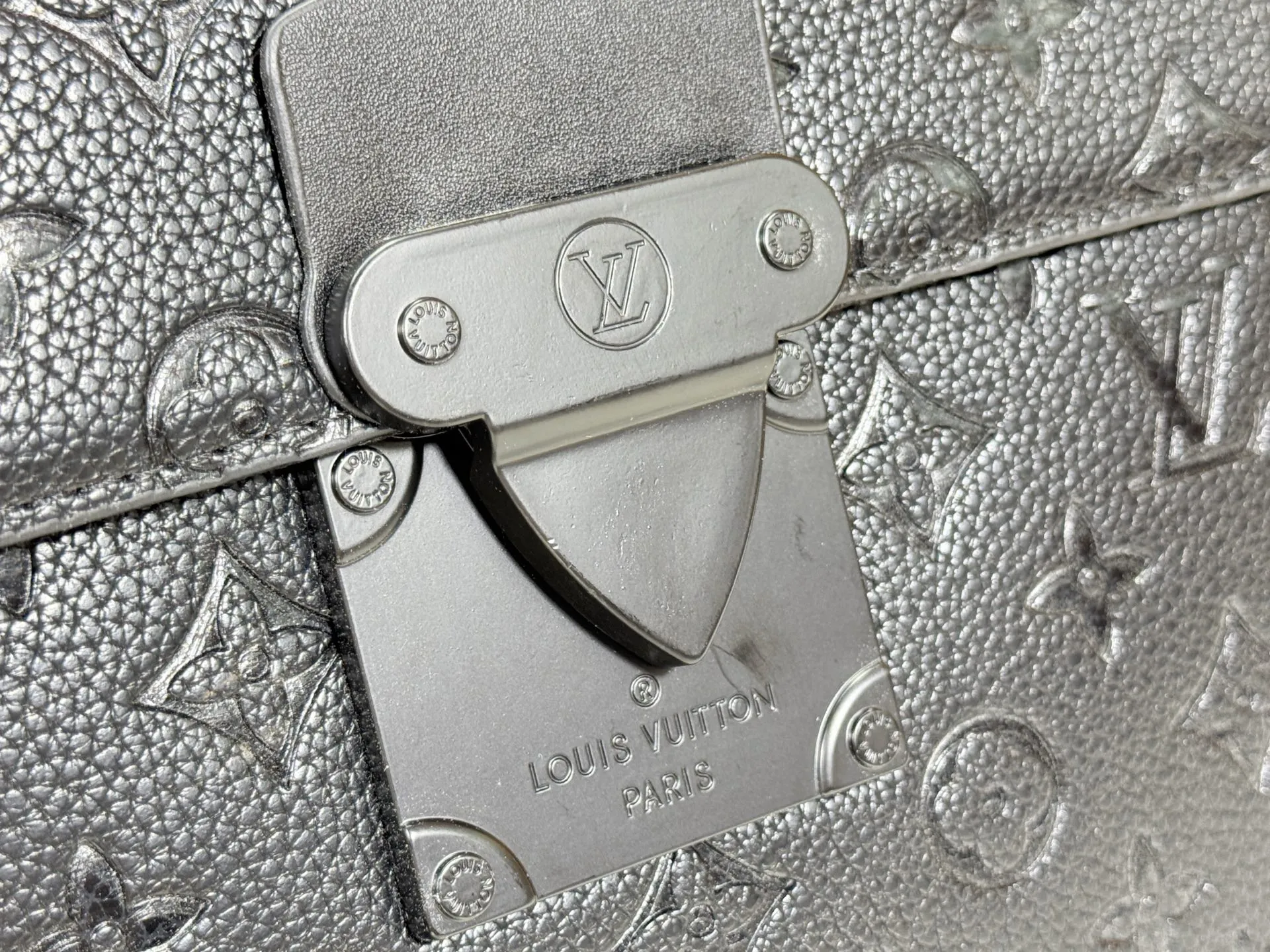 P260 upgraded original [M20835 embossed. black flower. presbyopia] S-Lock briefcase is made of Taurillon Monogram cow leather with a restrained configuration, providing a safe choice for contemporary business people based on traditional design. The magnetic clasp is derived from Louis Vuitton's classic trunk lock and comes with an adjustable shoulder strap. Dimensions: 39 x 30 x 8cm