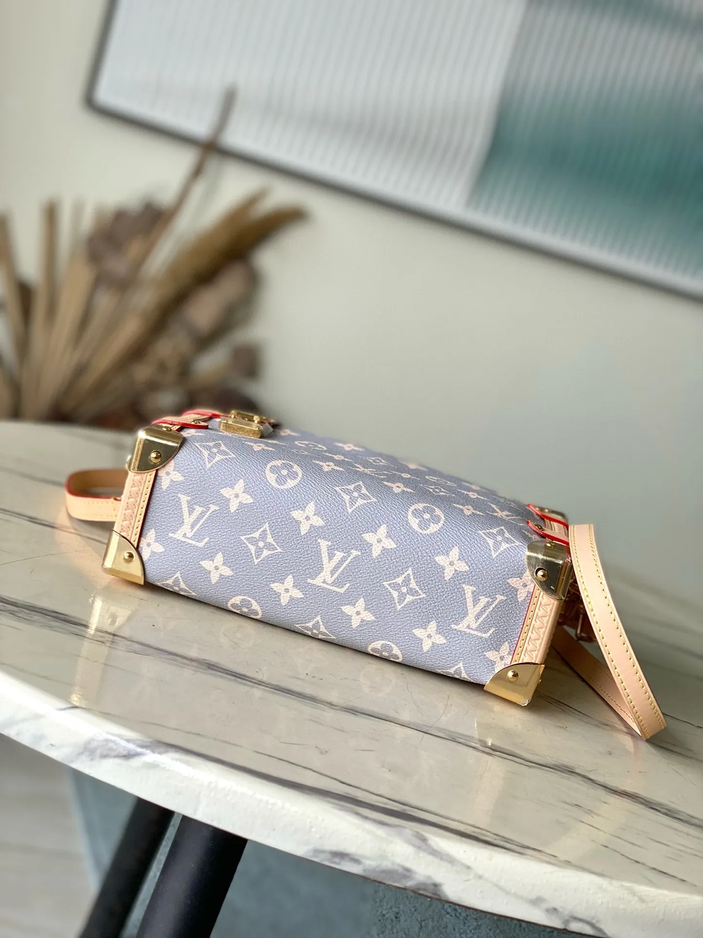 💰1100 (Steel Hardware) Top Original Order M12428 This Side Trunk medium handbag takes color inspiration from the brand’s retro hard trunks, rendering the iconic Monogram canvas in elegant French tones, paired with cow leather trim and bright metal parts. It can be easily integrated into the current season’s ready-to-wear collection. The shoulder strap and top handle are both detachable, allowing for multiple carrying options. 21 x 14 x 6 cm (length x height x width
