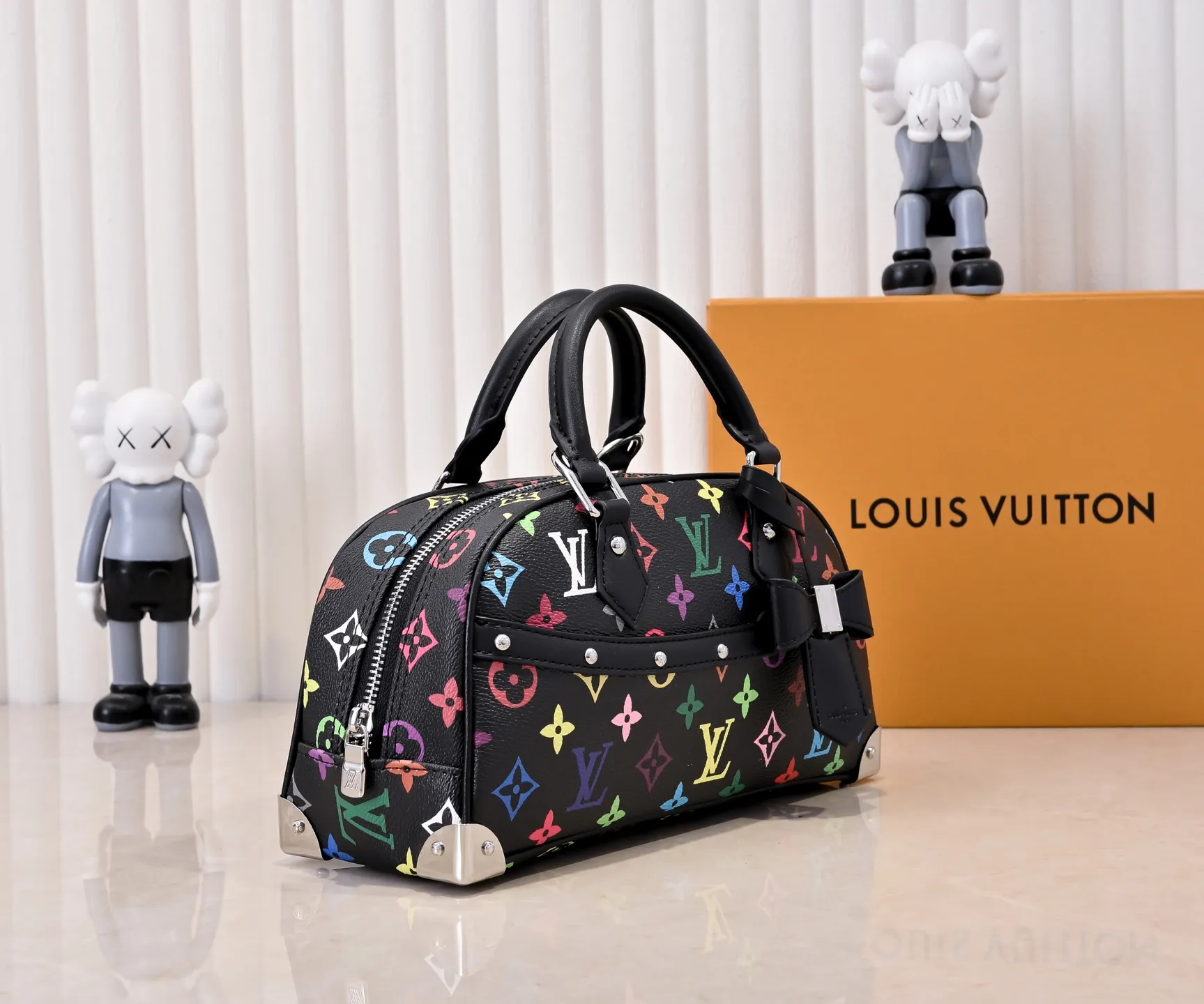 Batch 320💰Upgraded original M13084. This Handbag East West handbag is from the Louis Vuitton Sleek horizontal construction lines the top handle, studded side straps, detachable and adjustable shoulder strap and LV x TM key holder, with cowhide leather details and sophisticated corners that nod to the brand's traditional luggage. Dimensions: 27.0 x 14.0 x 10.0 cm (length x height x width)