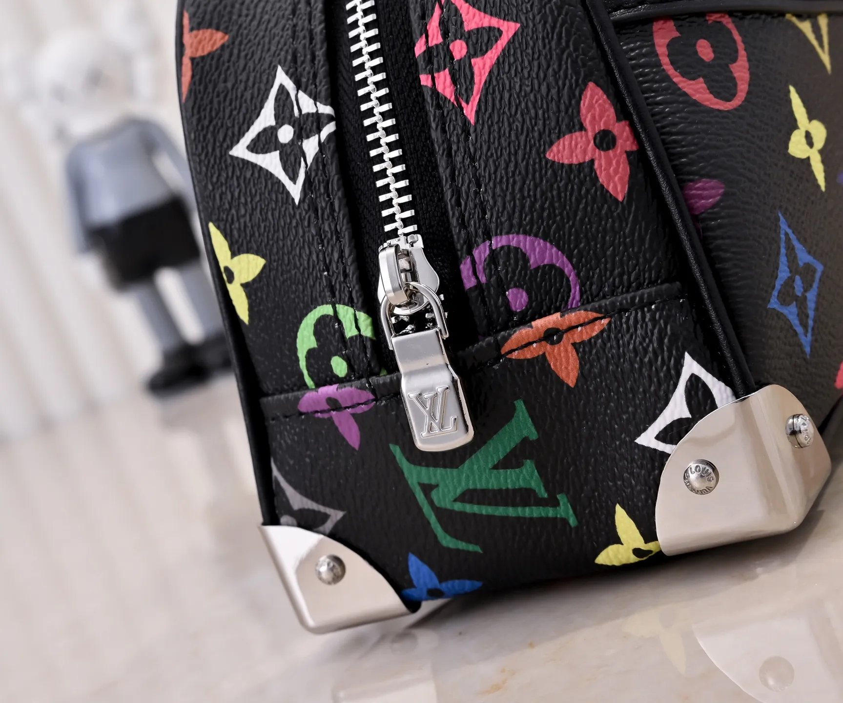 Batch 320💰Upgraded original M13084. This Handbag East West handbag is from the Louis Vuitton Sleek horizontal construction lines the top handle, studded side straps, detachable and adjustable shoulder strap and LV x TM key holder, with cowhide leather details and sophisticated corners that nod to the brand's traditional luggage. Dimensions: 27.0 x 14.0 x 10.0 cm (length x height x width)