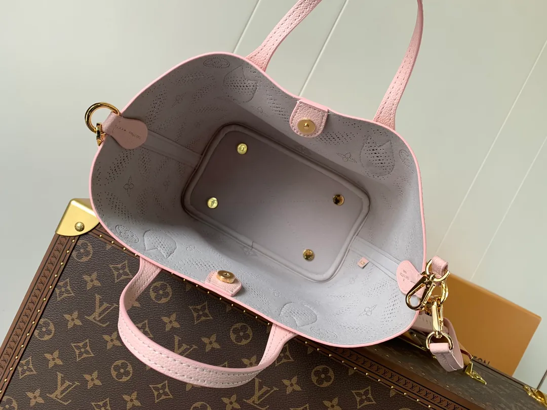 💰1180 (top layer leather) top original order, transcoding chip M13839 Blossom small handbag launches Mahina Bloom version in the new season, with full-width perforated pattern vividly depicting the graceful style of Monogram flowers. The leather bag is dipped in soft colors and combines with dazzling metal parts to create an elegant style. The adjustable shoulder strap and contrasting LV woven trim are removable. 20 cm Half-length strap adjustable to: 59.0 cm Handle: double handle