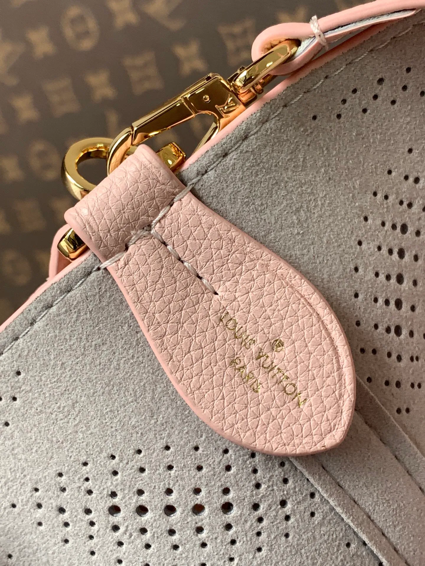 💰1180 (top layer leather) top original order, transcoding chip M13839 Blossom small handbag launches Mahina Bloom version in the new season, with full-width perforated pattern vividly depicting the graceful style of Monogram flowers. The leather bag is dipped in soft colors and combines with dazzling metal parts to create an elegant style. The adjustable shoulder strap and contrasting LV woven trim are removable. 20 cm Half-length strap adjustable to: 59.0 cm Handle: double handle
